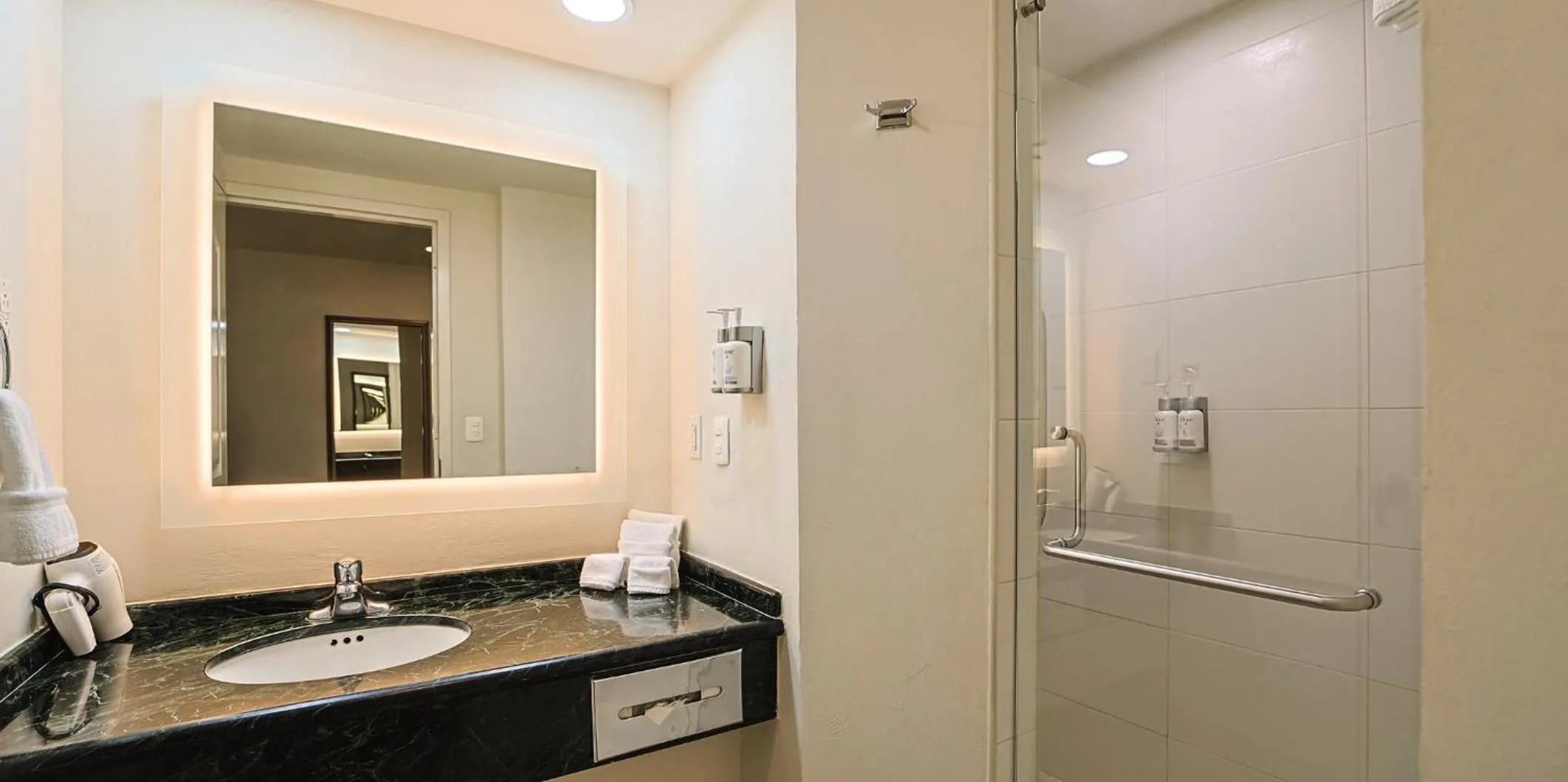 Photo of the whole room in Holiday Inn Reynosa Industrial Poniente by IHG