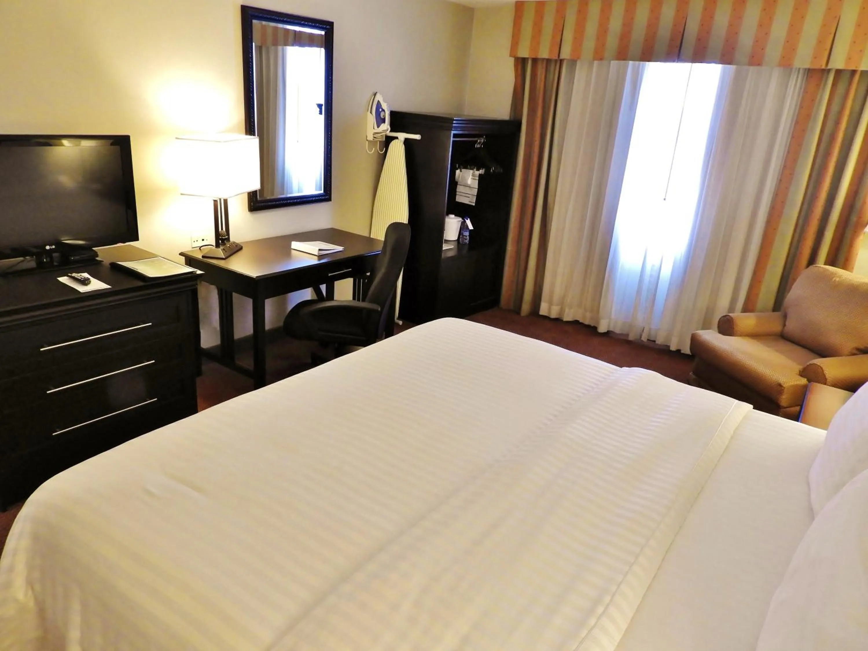 Photo of the whole room, Bed in Holiday Inn Reynosa Zona Dorada by IHG