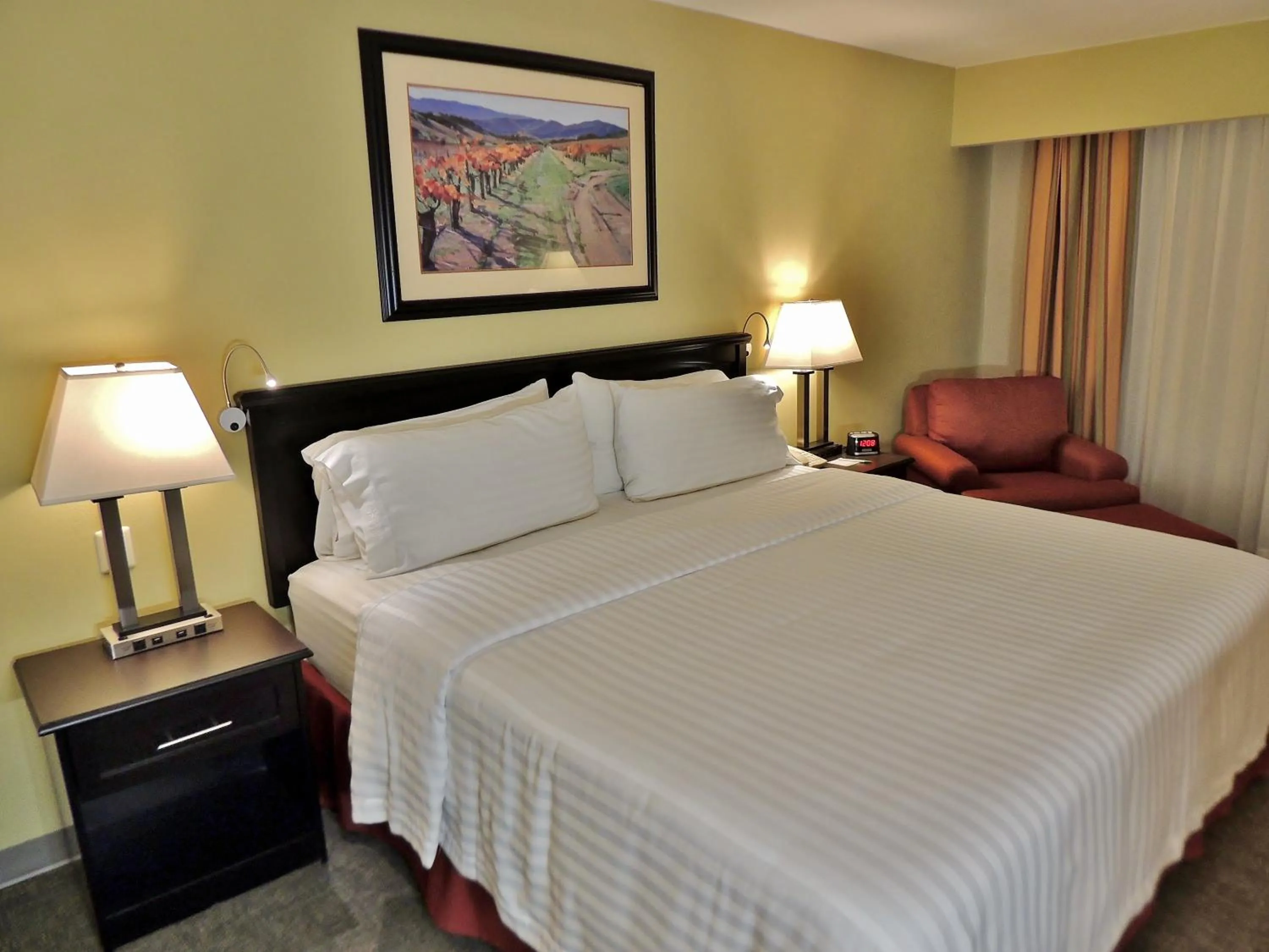 Photo of the whole room, Bed in Holiday Inn Reynosa Zona Dorada by IHG