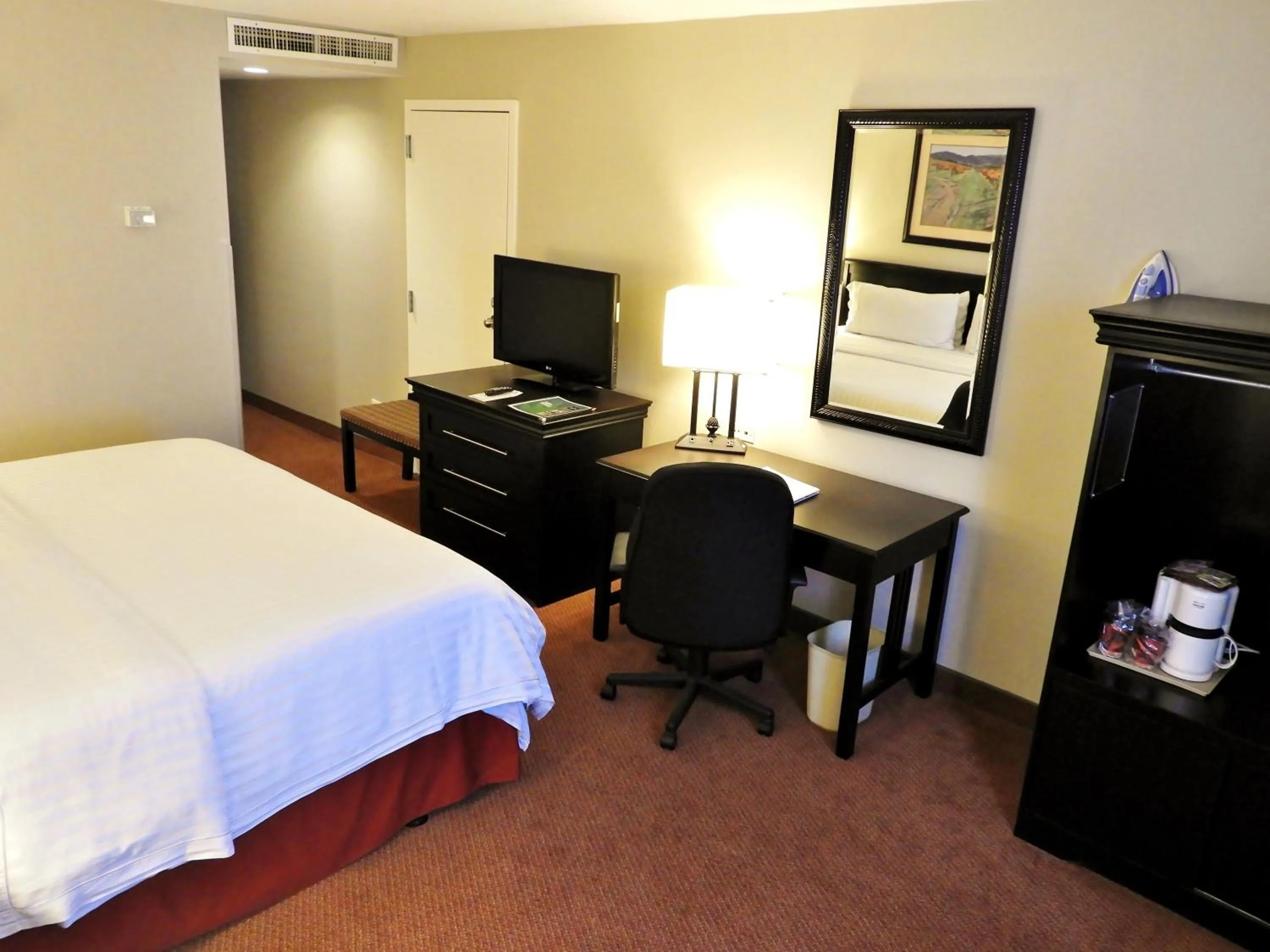 Photo of the whole room, Bed in Holiday Inn Reynosa Zona Dorada by IHG