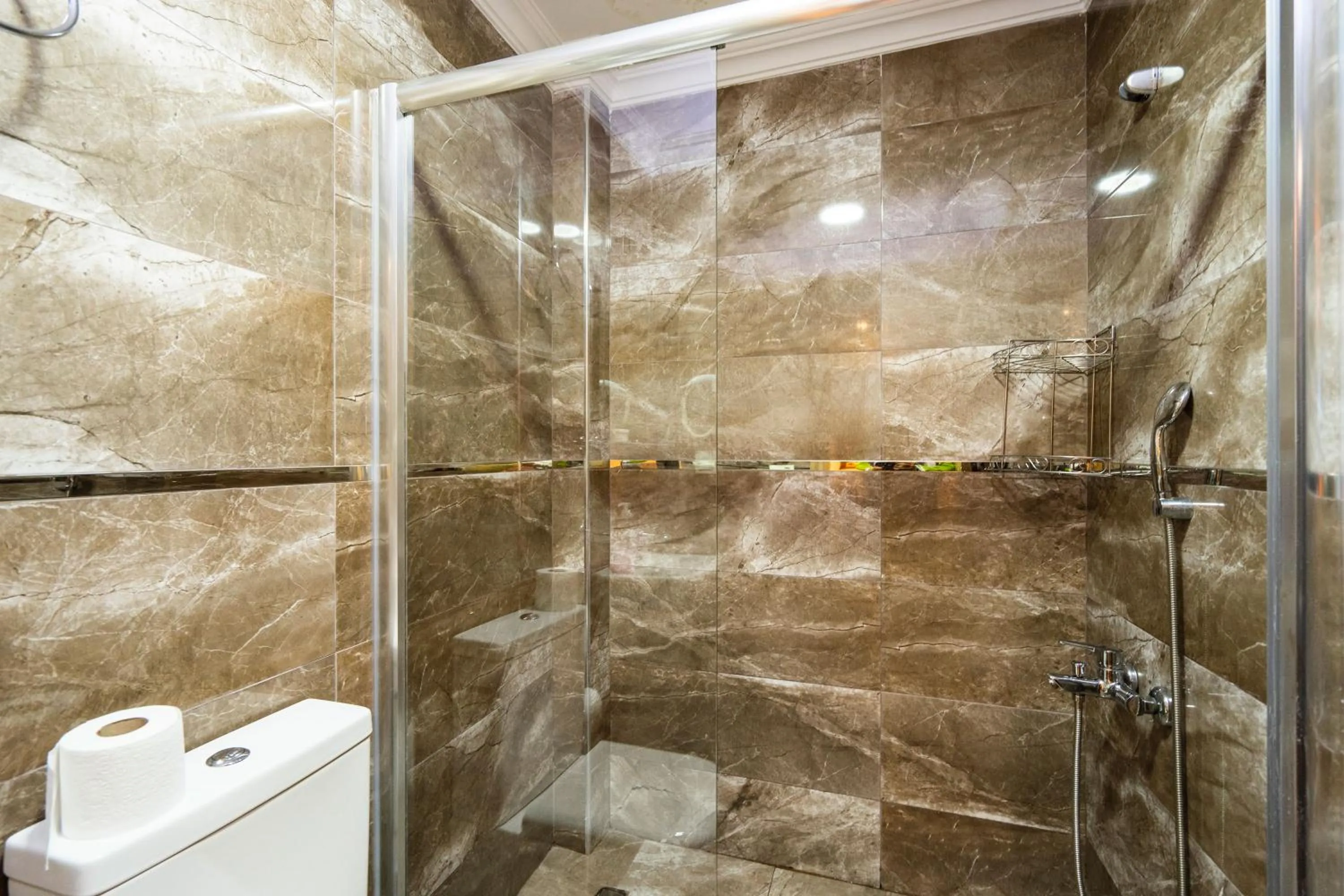 Shower in Harbour Suites Old City