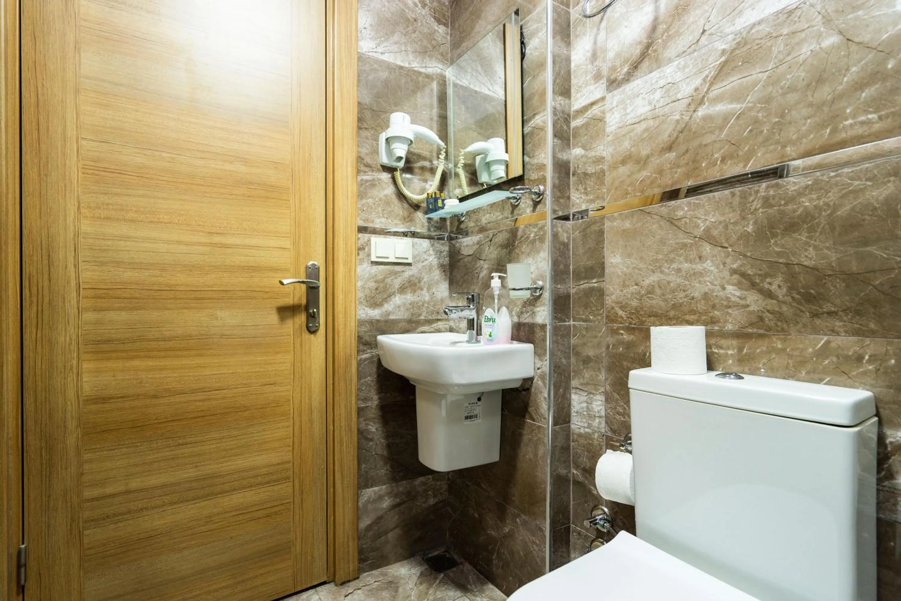 Shower in Harbour Suites Old City