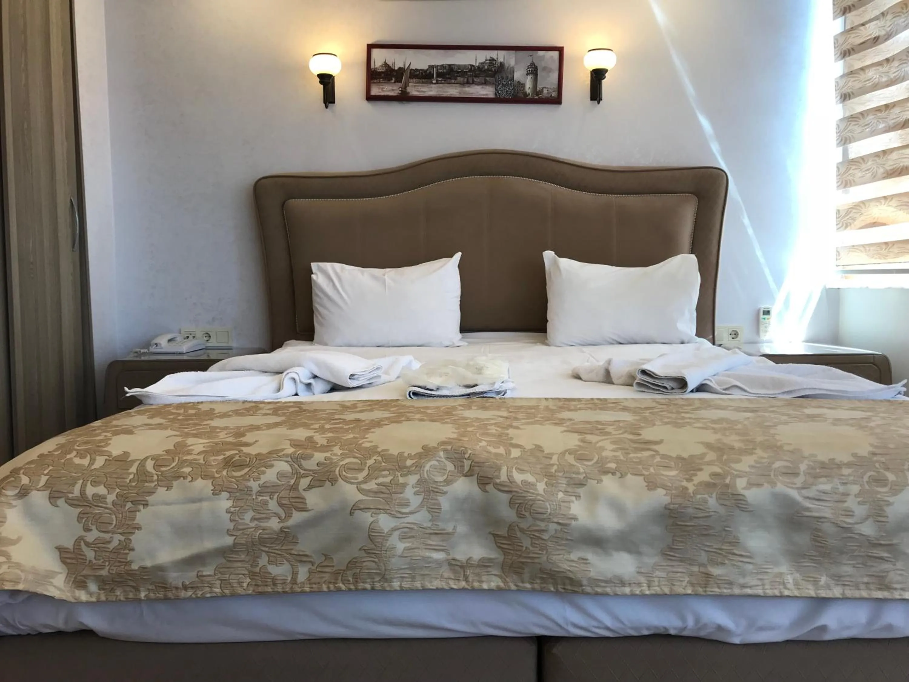 Bed in Harbour Suites Old City