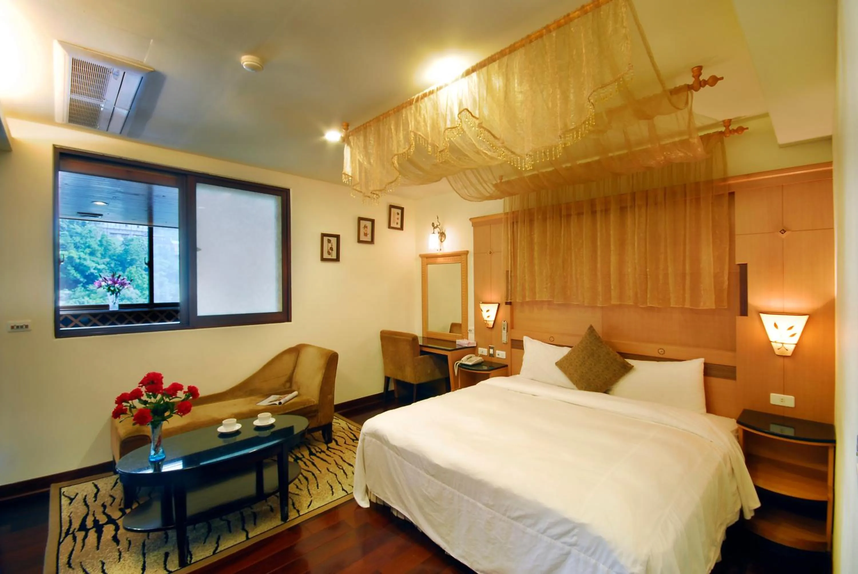 Property building, Bed in Ming Lu Holiday Hotel