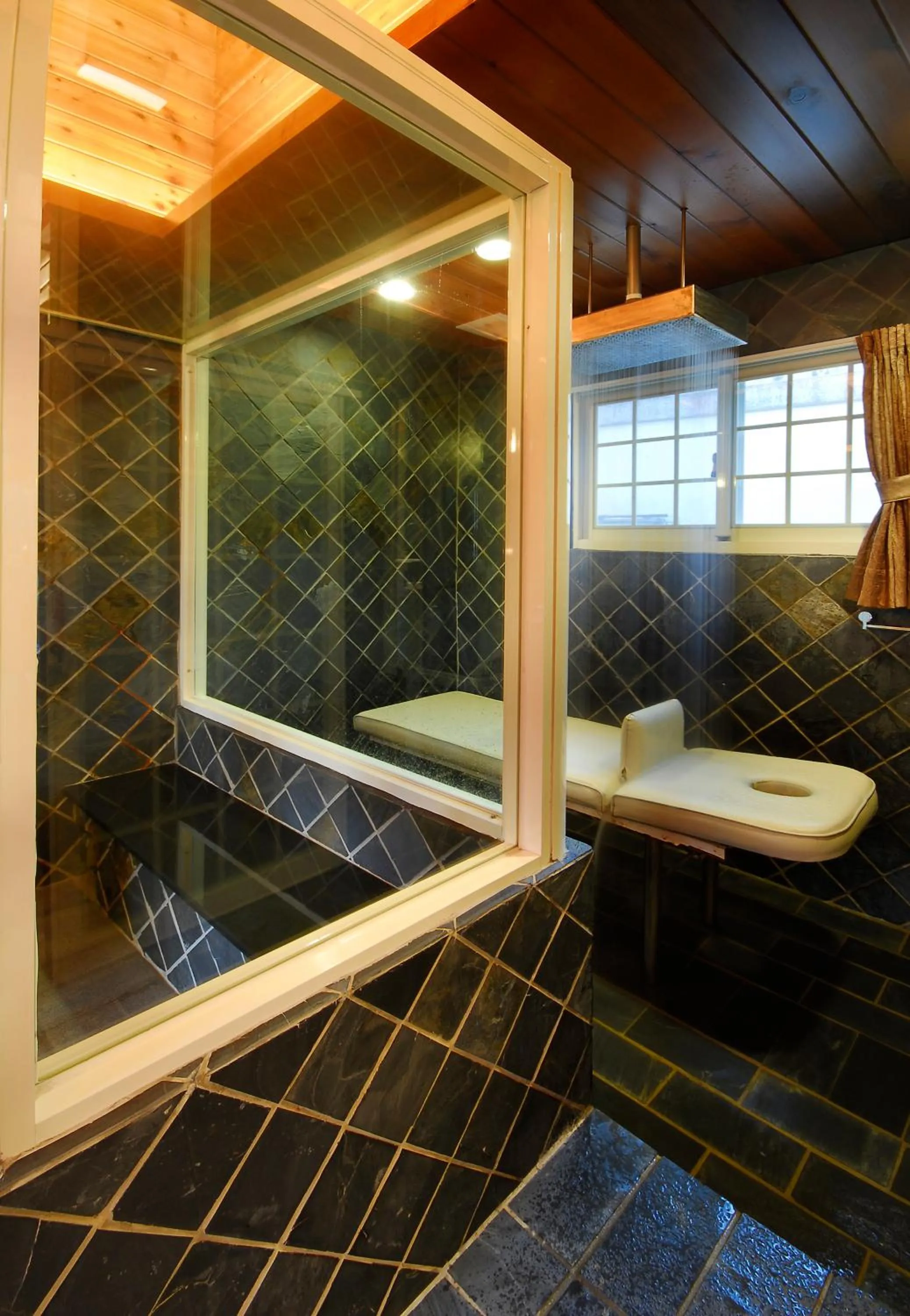 Shower in Ming Lu Holiday Hotel