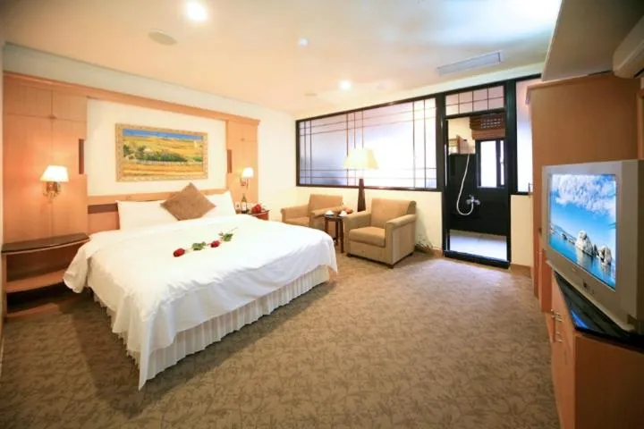 Photo of the whole room, Bed in Ming Lu Holiday Hotel