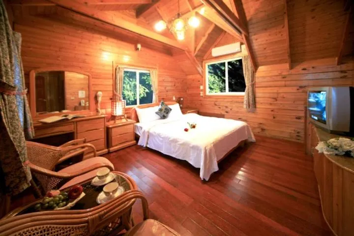 Living room, Bed in Ming Lu Holiday Hotel