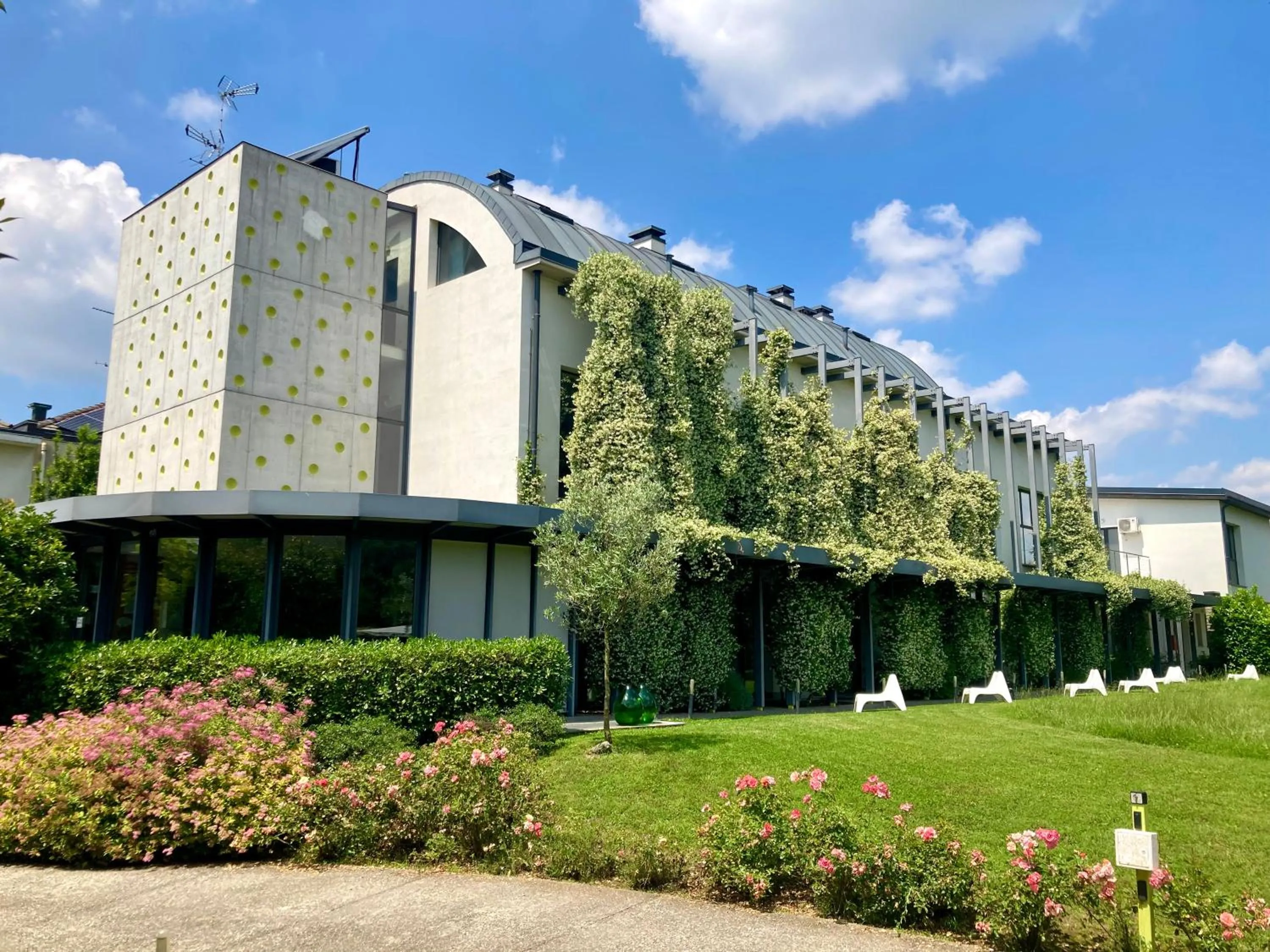 Property building in Mxp Rooms Guest House