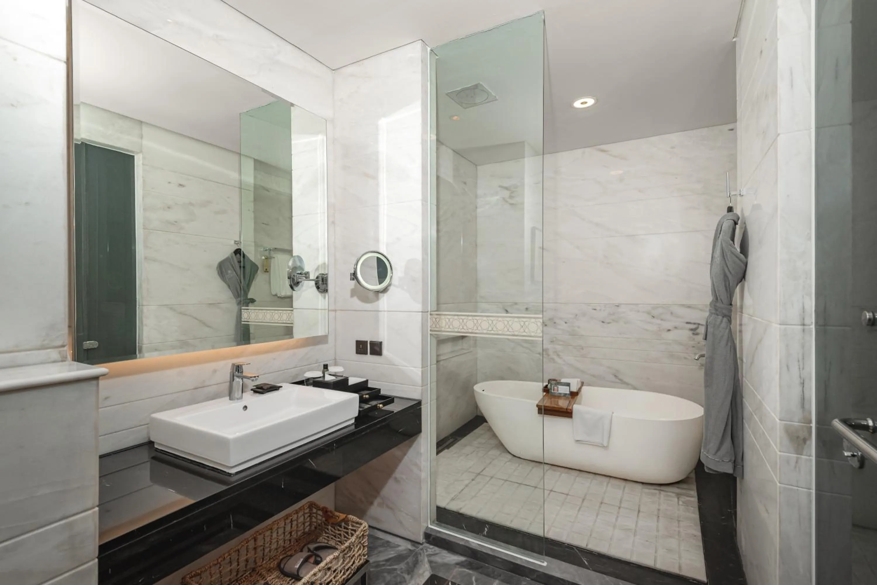 Shower in JHL Solitaire Gading Serpong