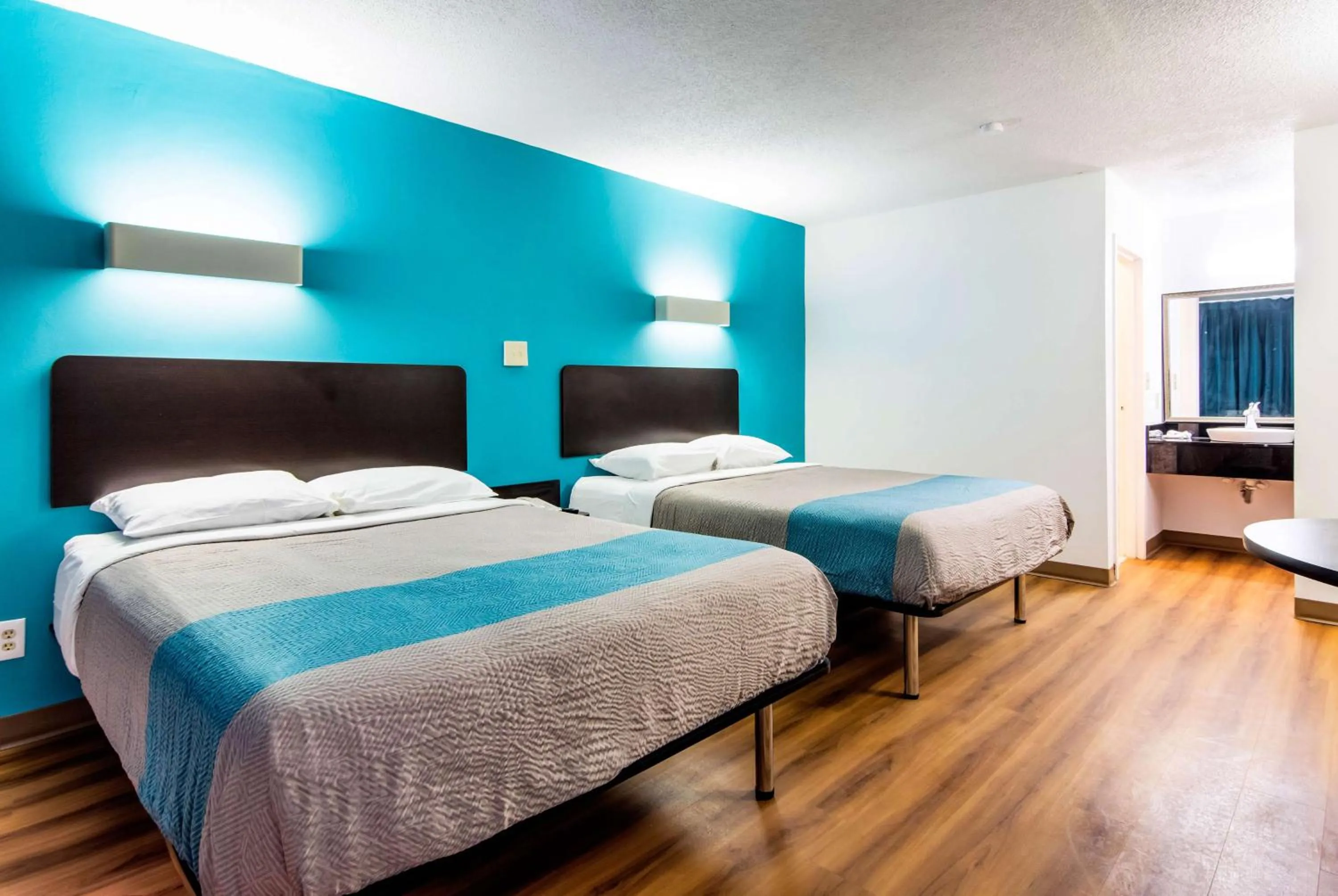 Photo of the whole room, Bed in Motel-6 Lagrange Ga