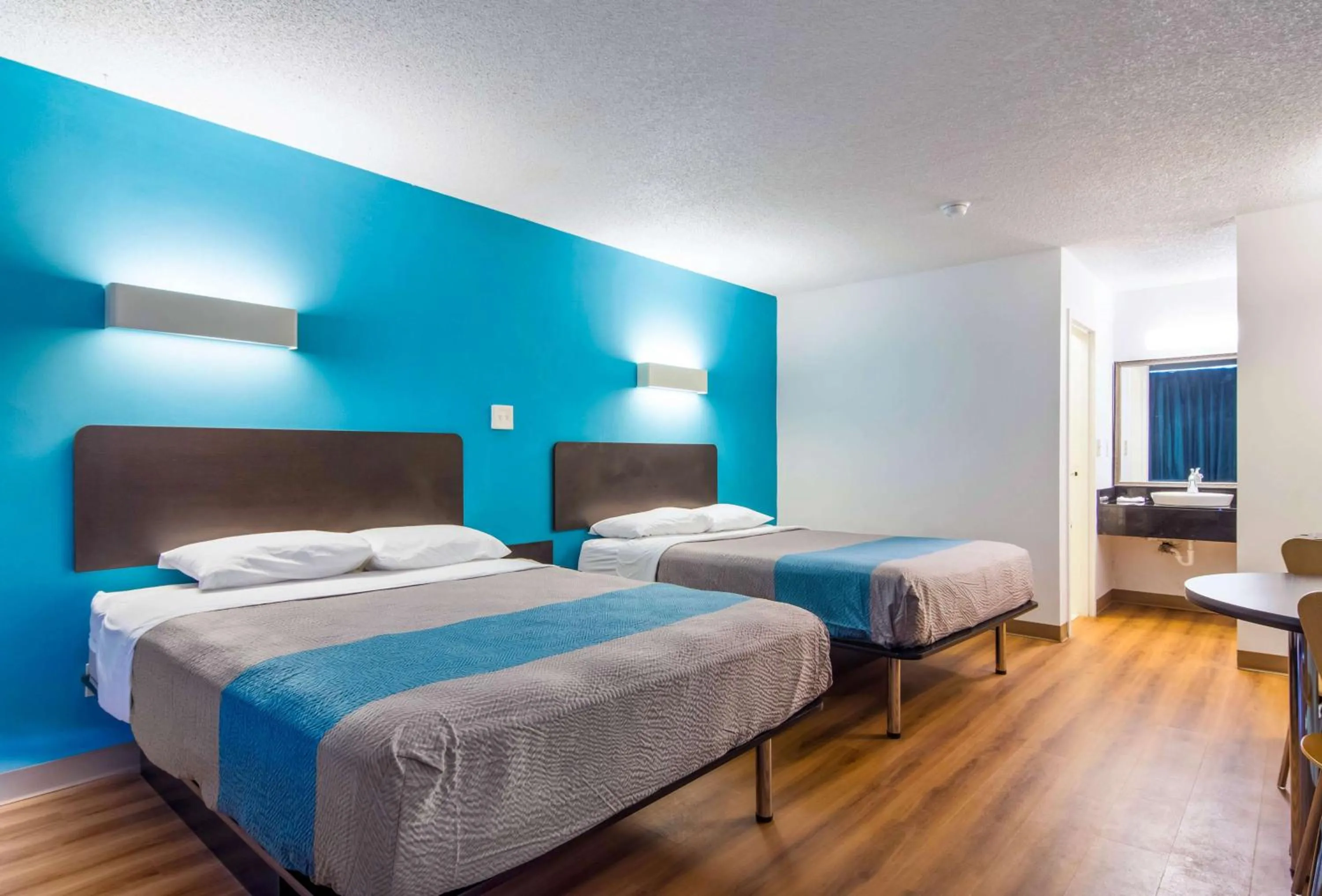 Photo of the whole room, Bed in Motel-6 Lagrange Ga