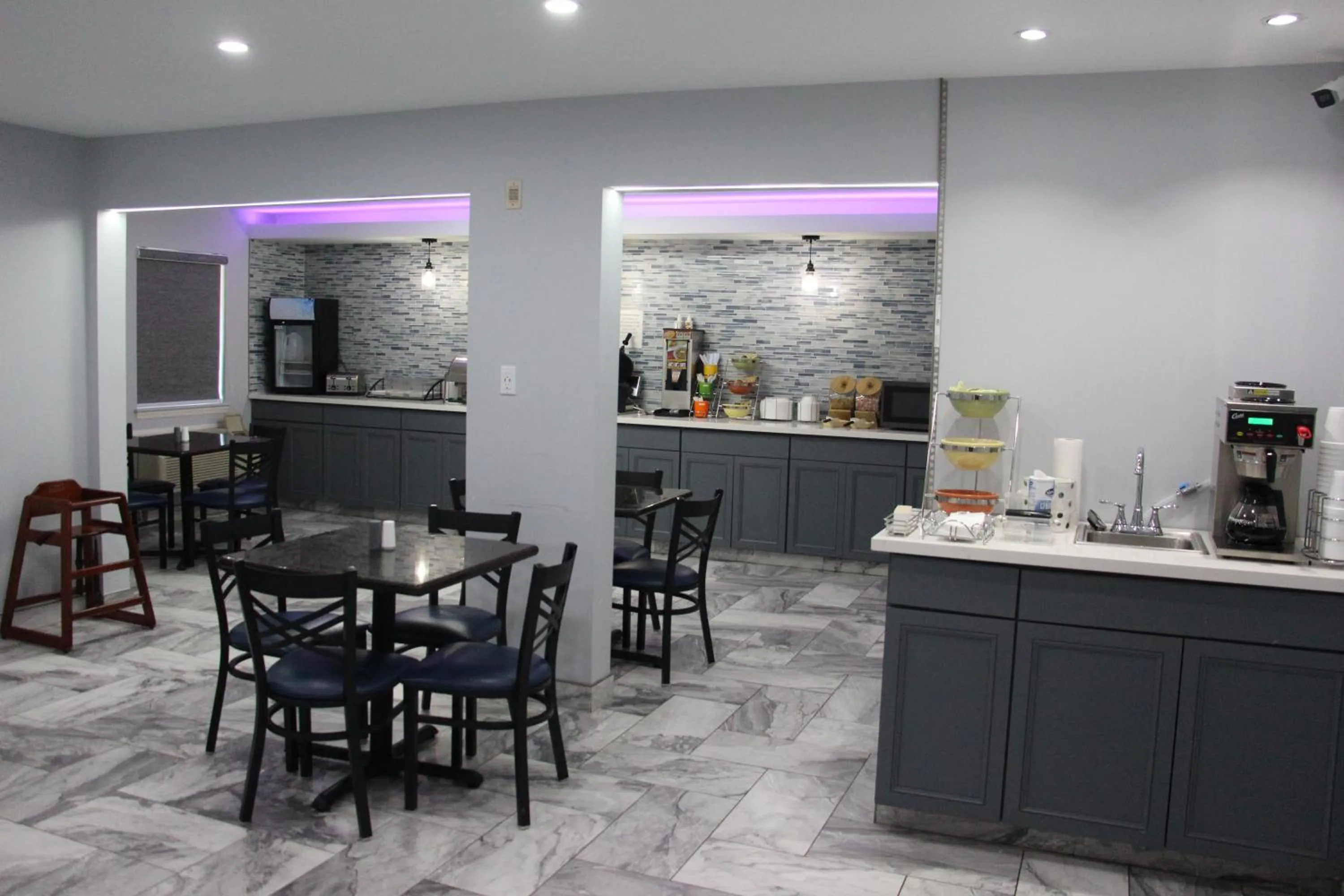 Breakfast in Douglas Inn & Suites