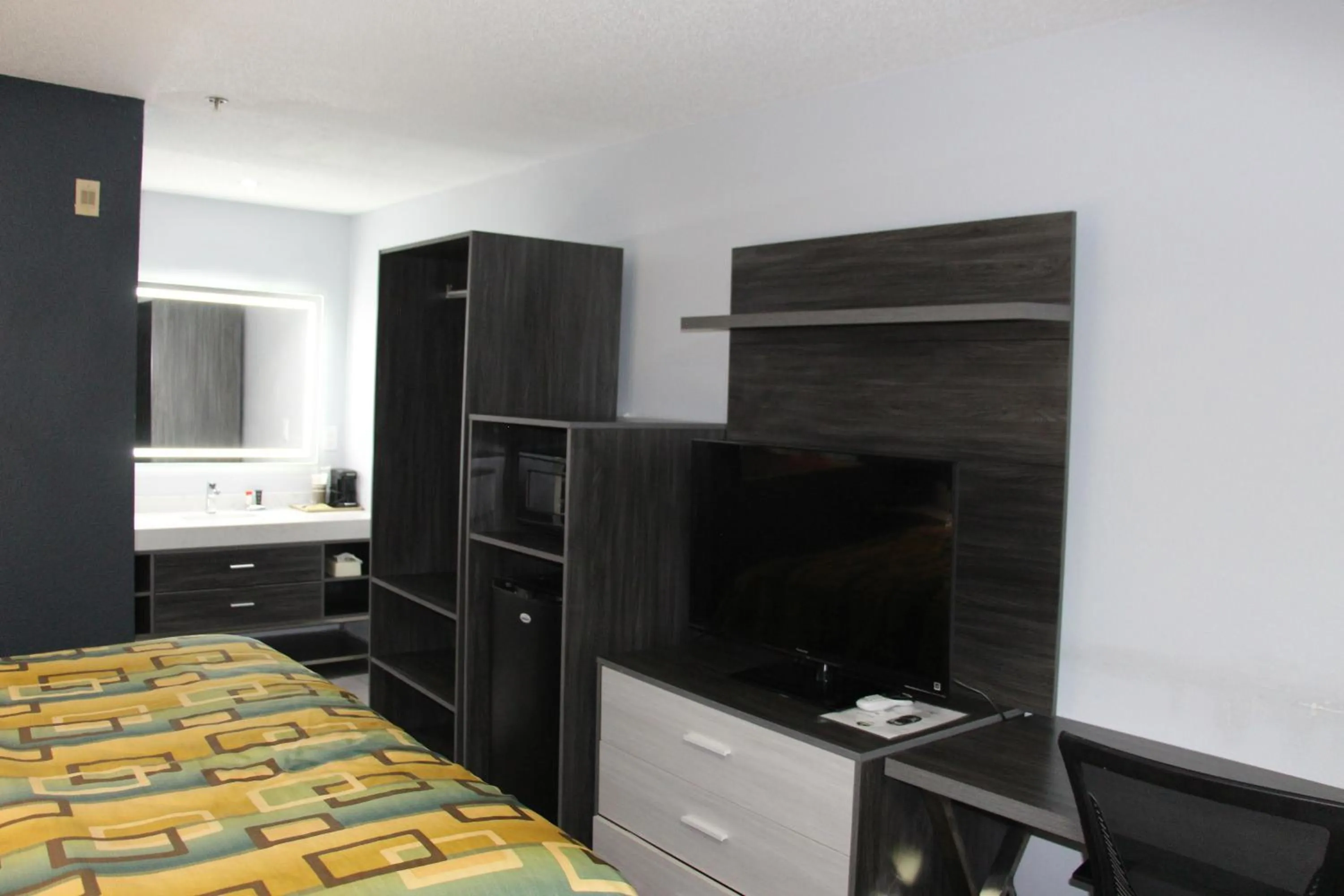 Photo of the whole room, Bed in Douglas Inn & Suites