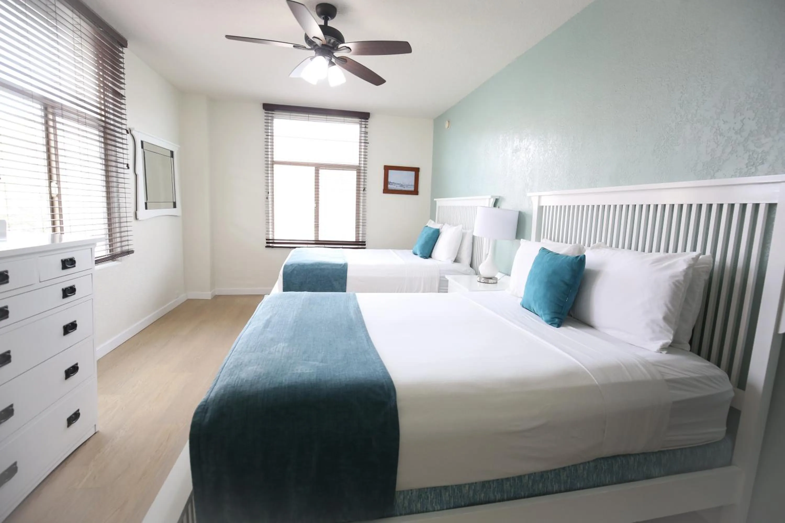 Photo of the whole room, Bed in Hotel Carmel Santa Monica