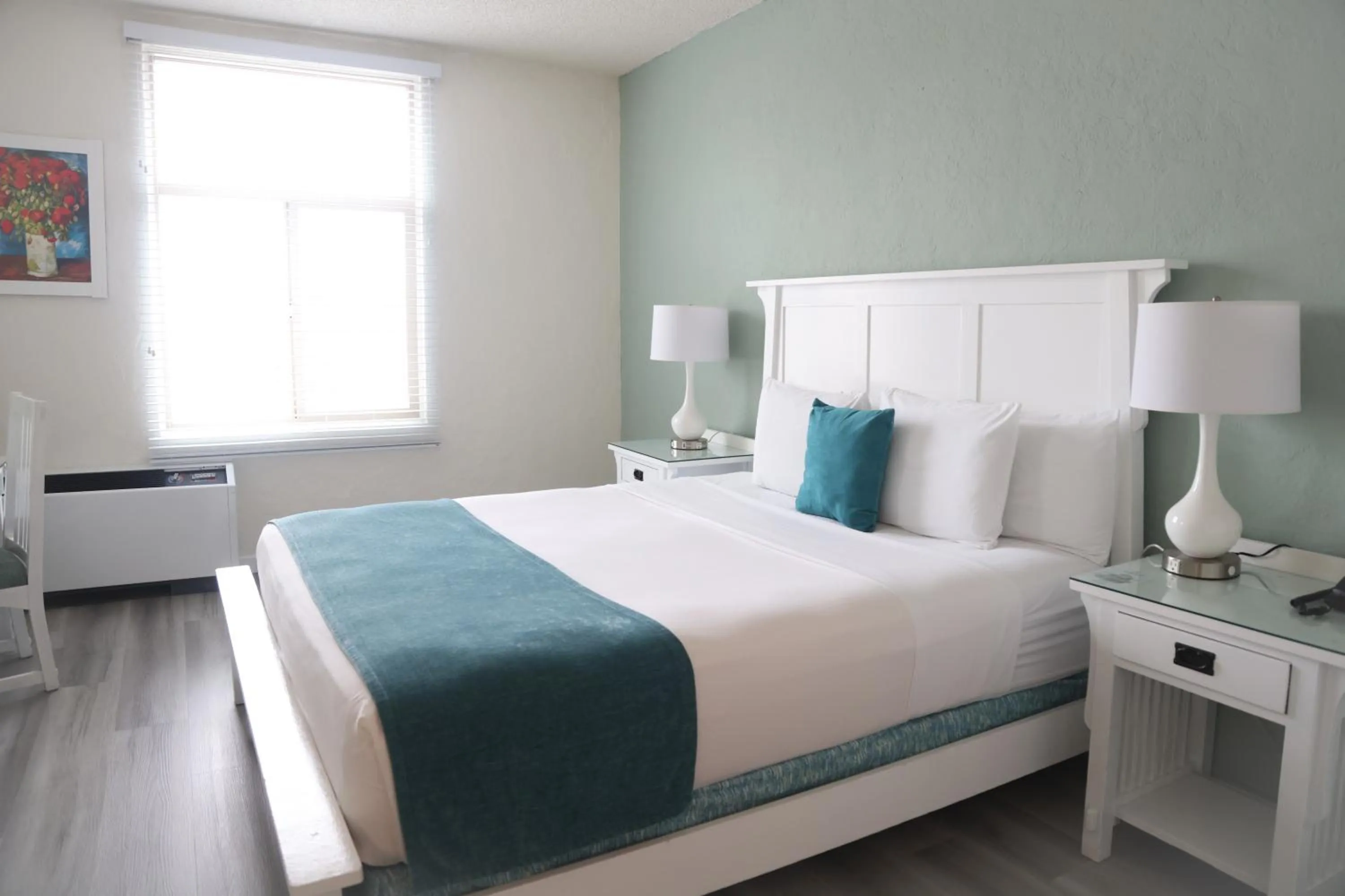 Bed in Hotel Carmel Santa Monica