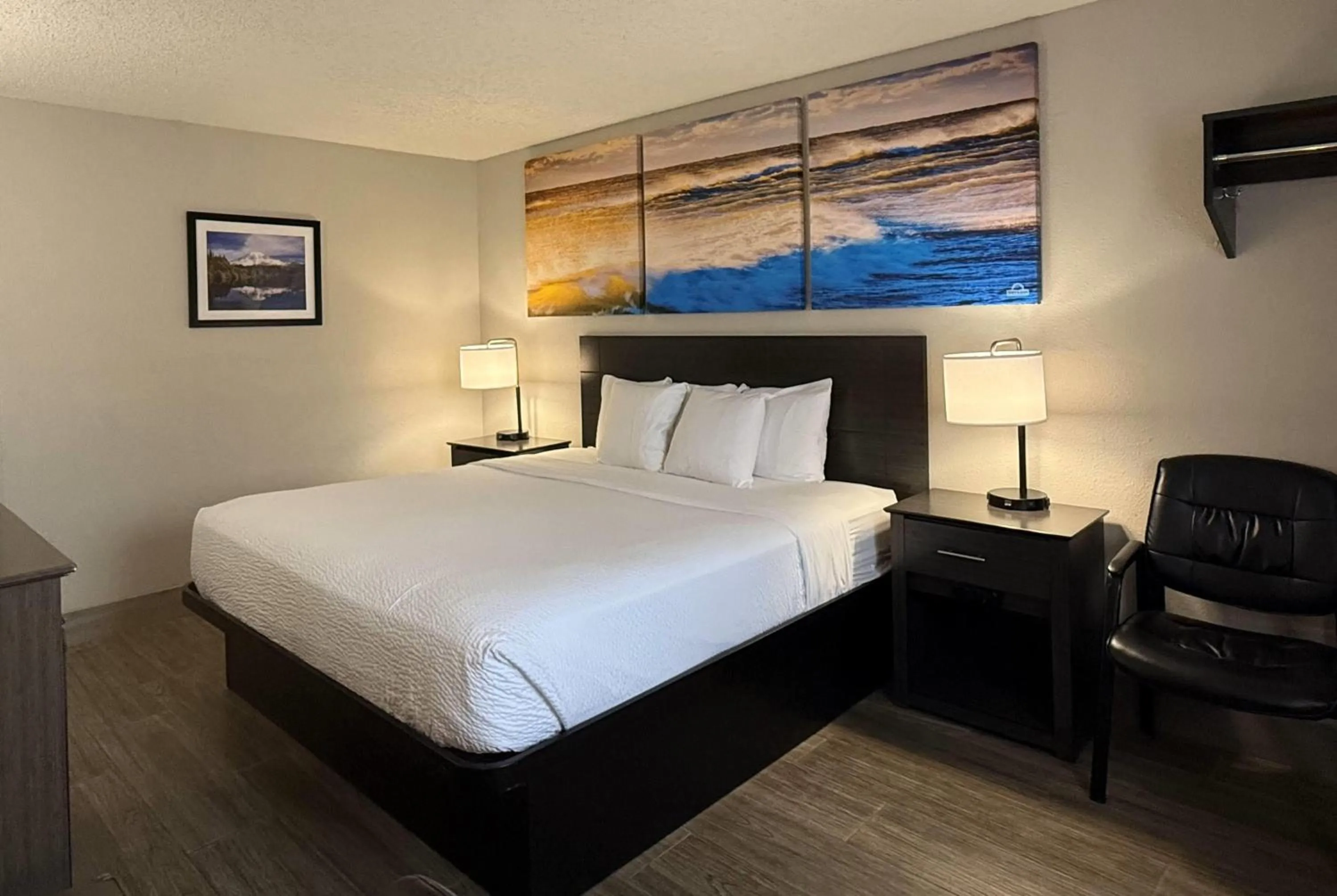 Photo of the whole room, Bed in Days Inn by Wyndham Orange Park/Jacksonville