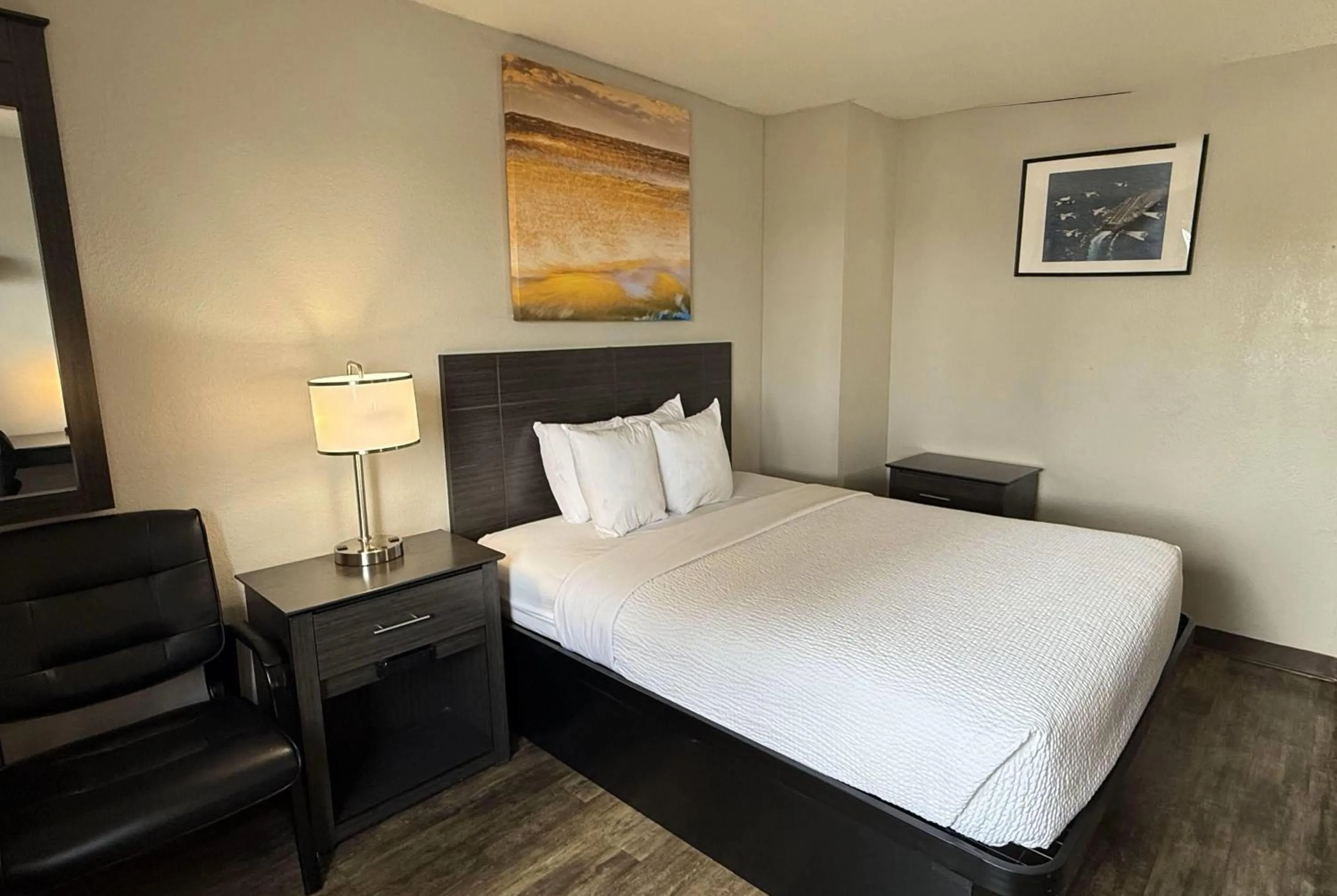 Photo of the whole room, Bed in Days Inn by Wyndham Orange Park/Jacksonville