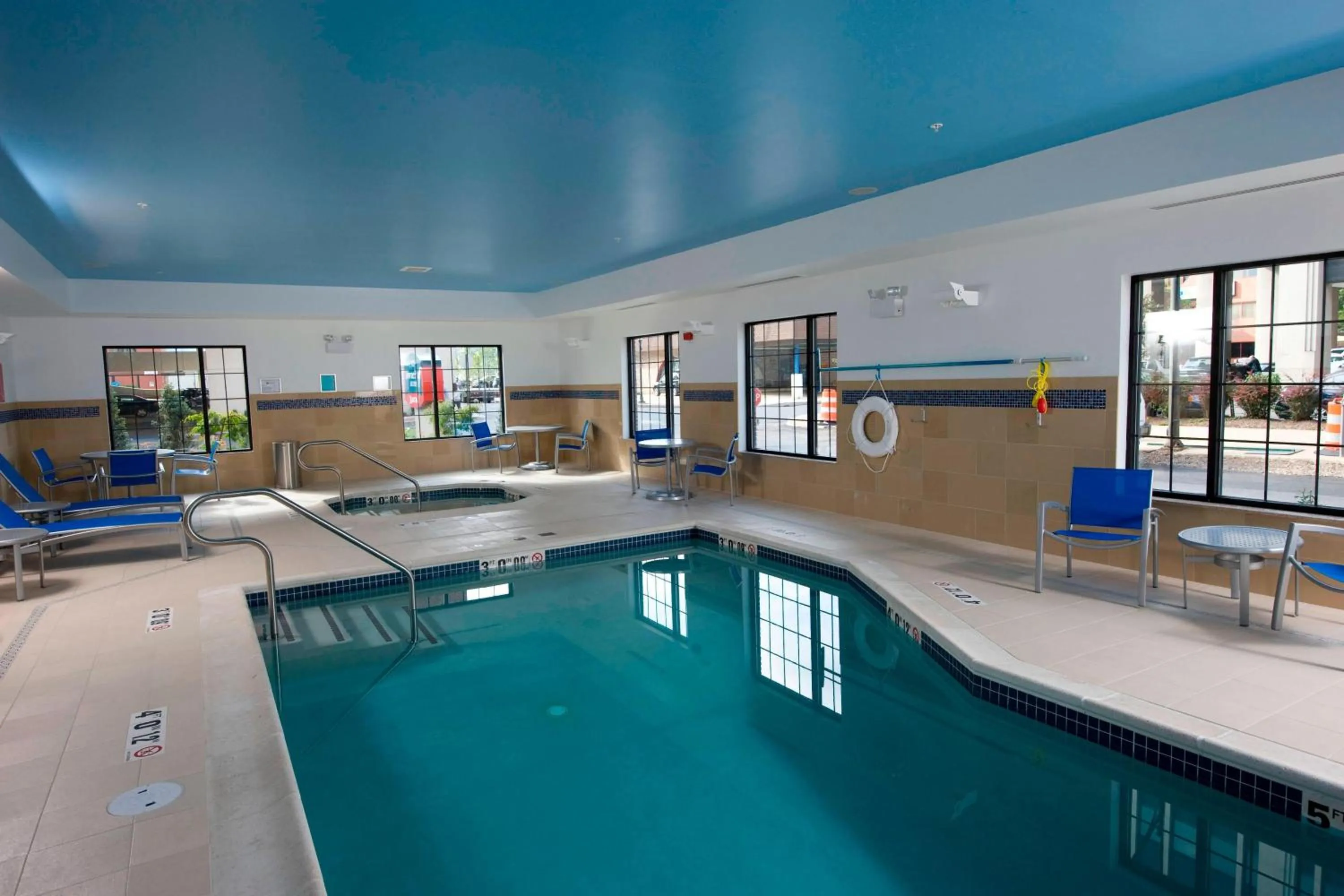 Swimming pool in TownePlace Suites by Marriott Williamsport