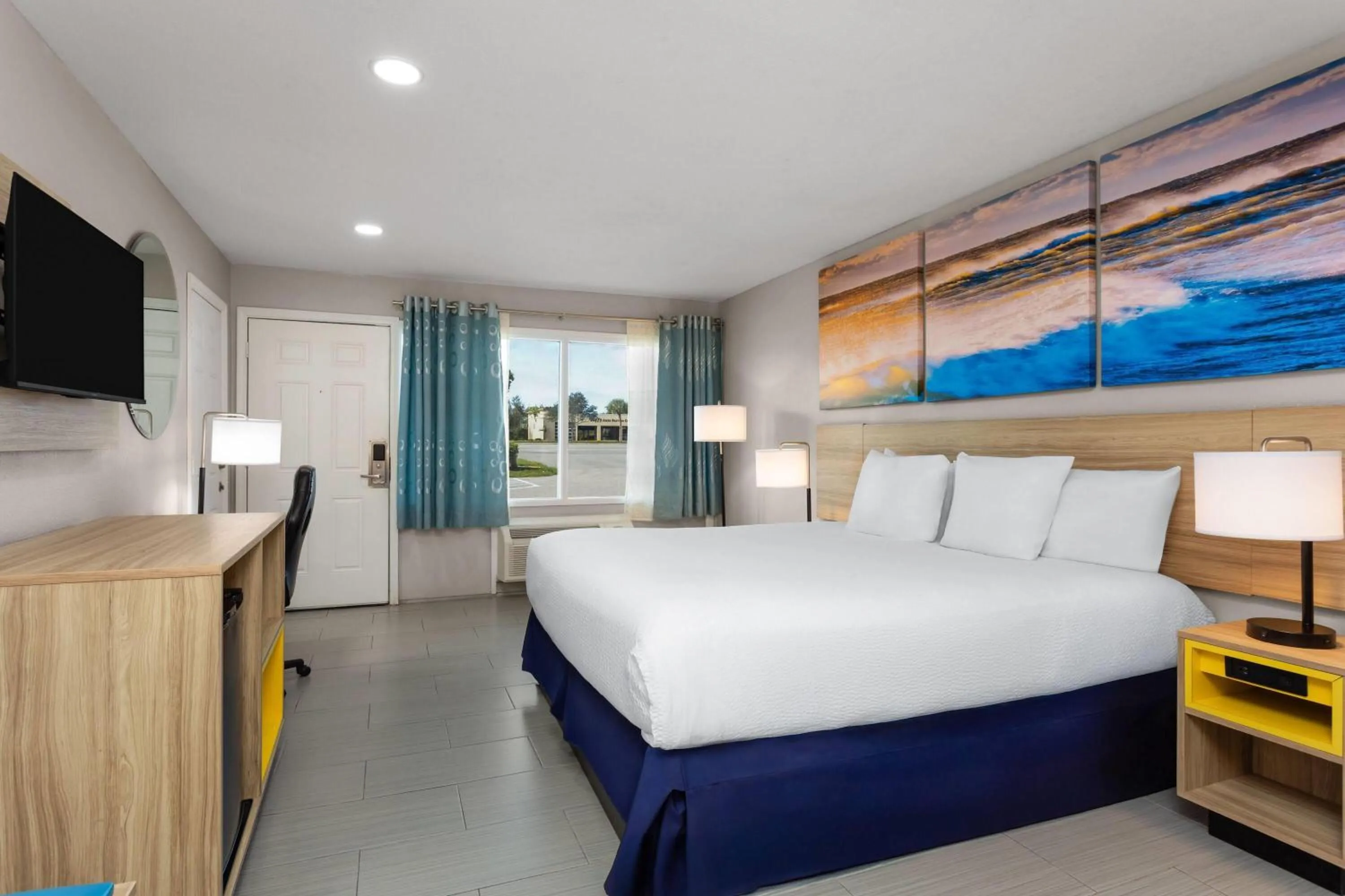 Photo of the whole room, Bed in Days Inn by Wyndham Fort Myers Springs Resort