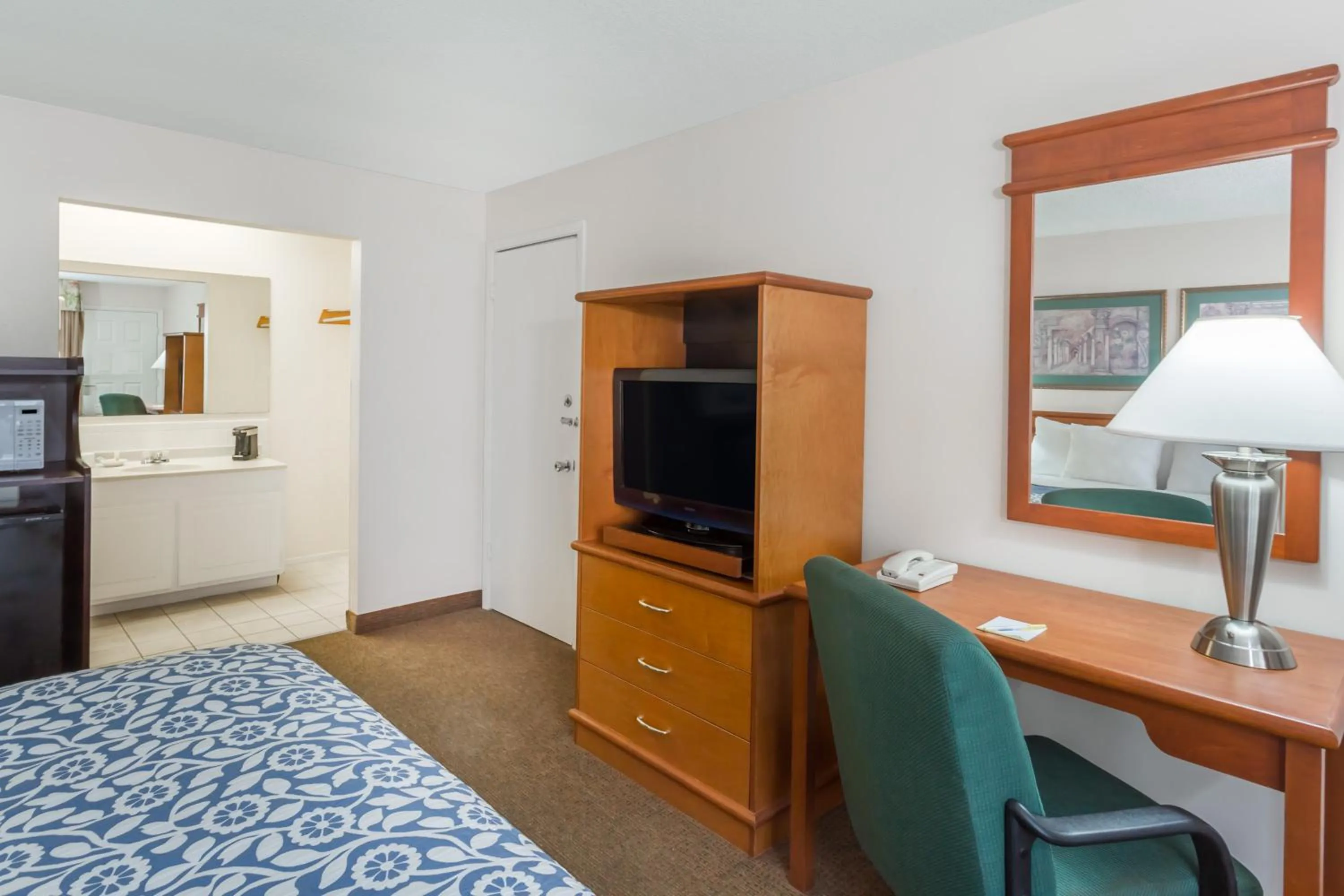 Decorative detail, Bed in Days Inn by Wyndham Fort Myers Springs Resort