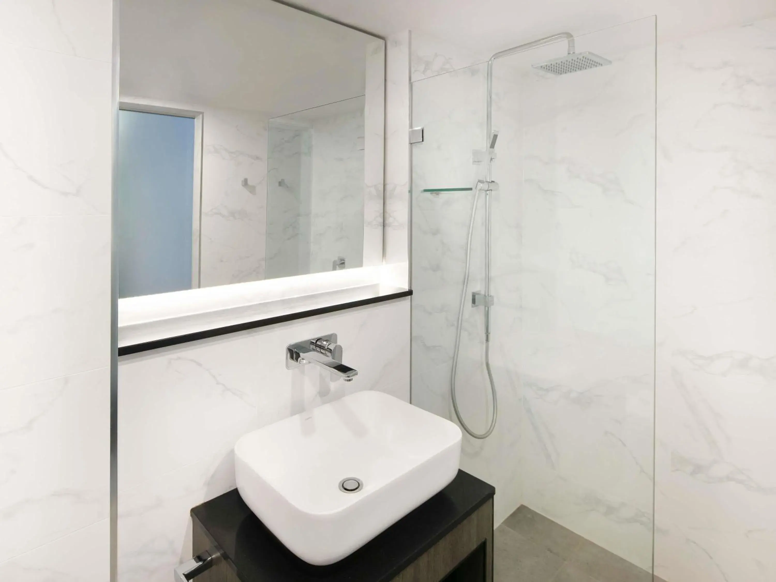 Deluxe King Room with City View in Mercure Sydney Deluxe King Room with City View in Mercure Sydney