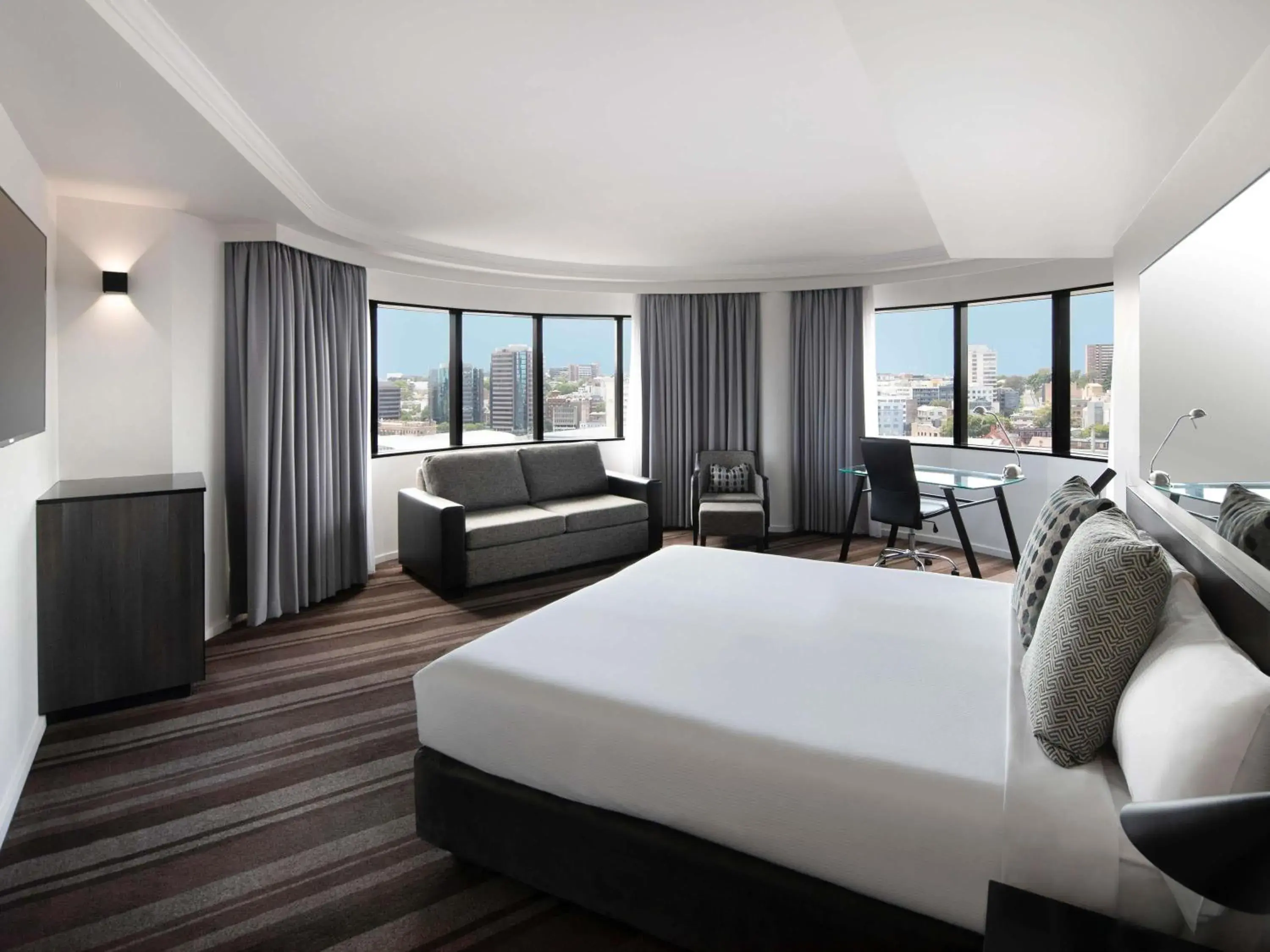 Deluxe King Room with City View in Mercure Sydney Deluxe King Room with City View in Mercure Sydney