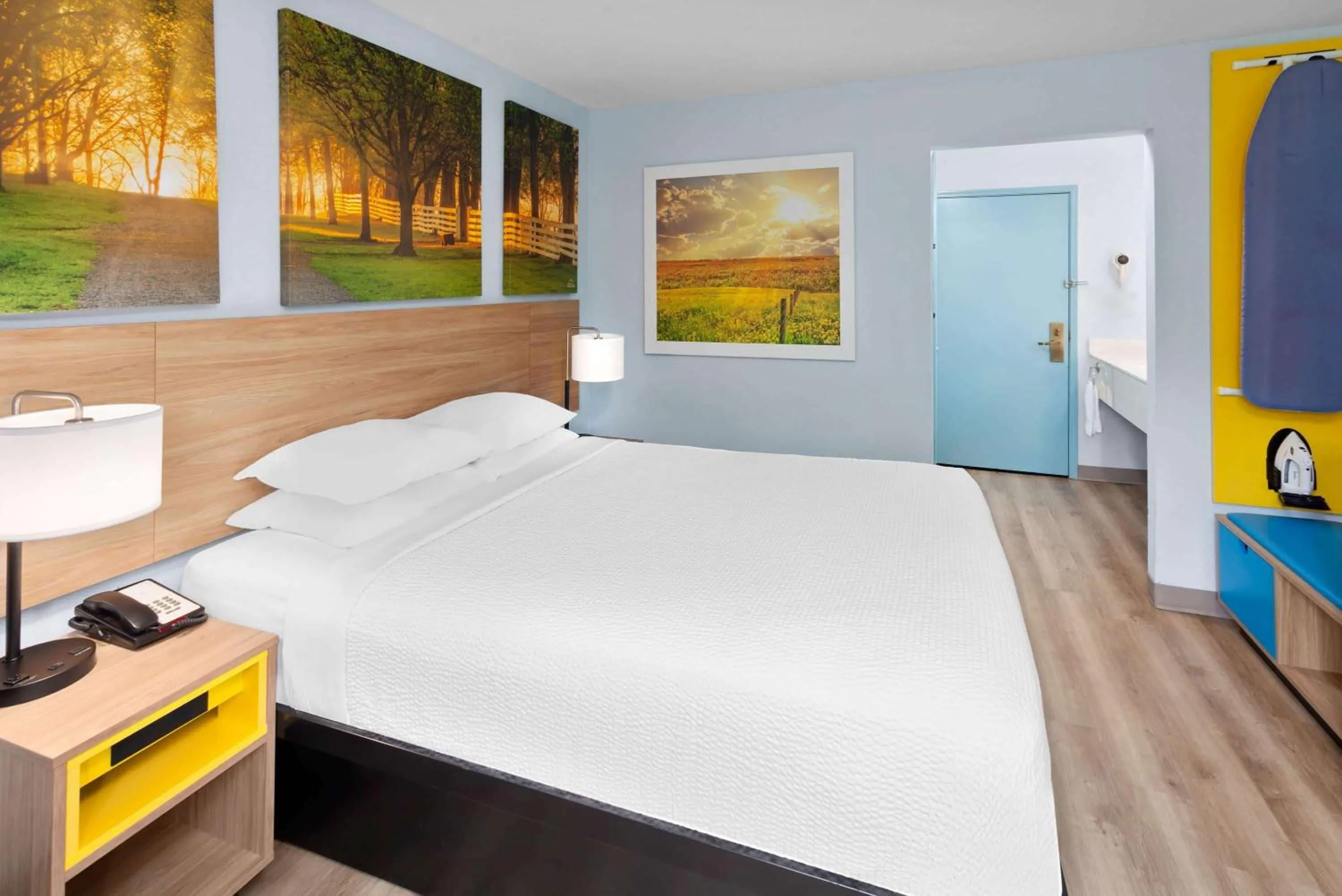 Photo of the whole room, Bed in Days Inn & Suites by Wyndham Siler City