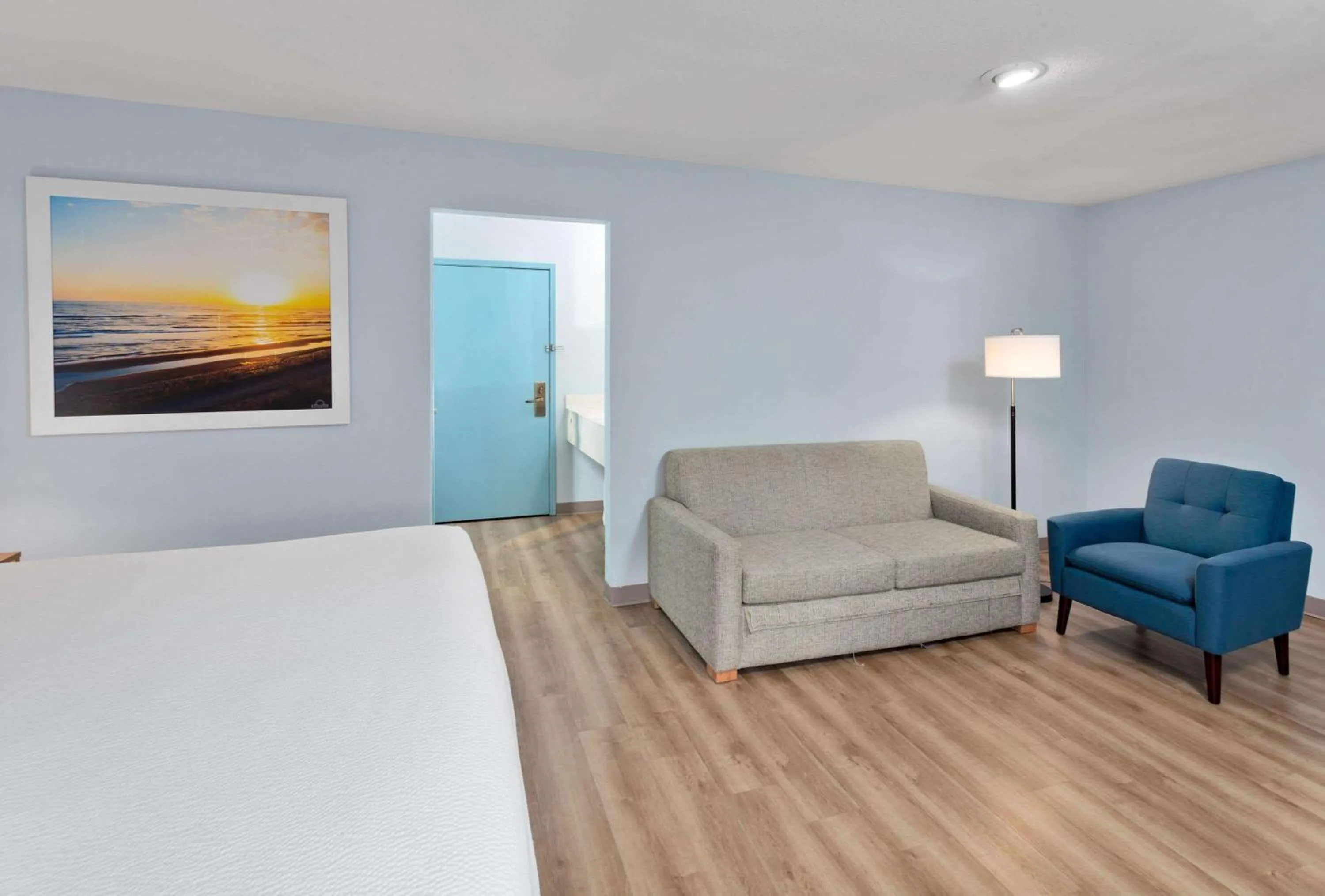 Photo of the whole room, Bed in Days Inn & Suites by Wyndham Siler City