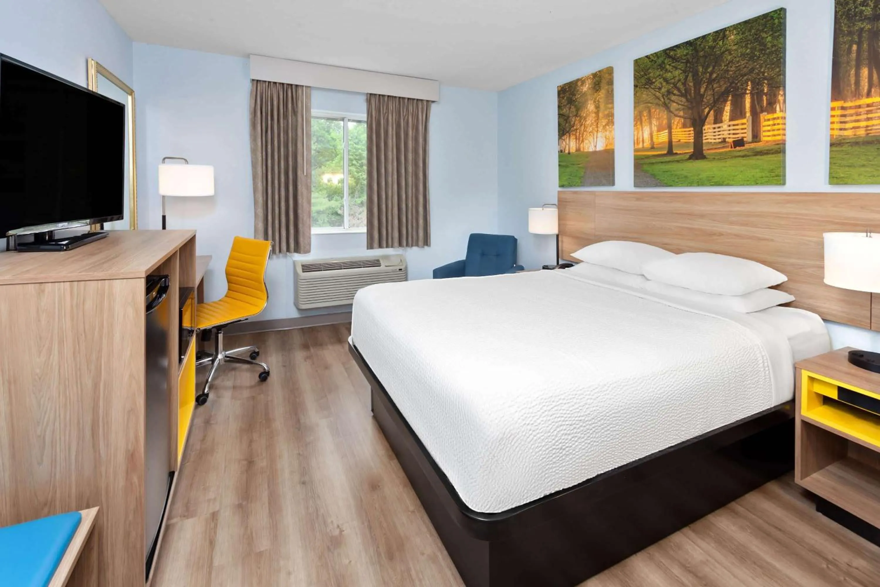 Photo of the whole room, Bed in Days Inn & Suites by Wyndham Siler City