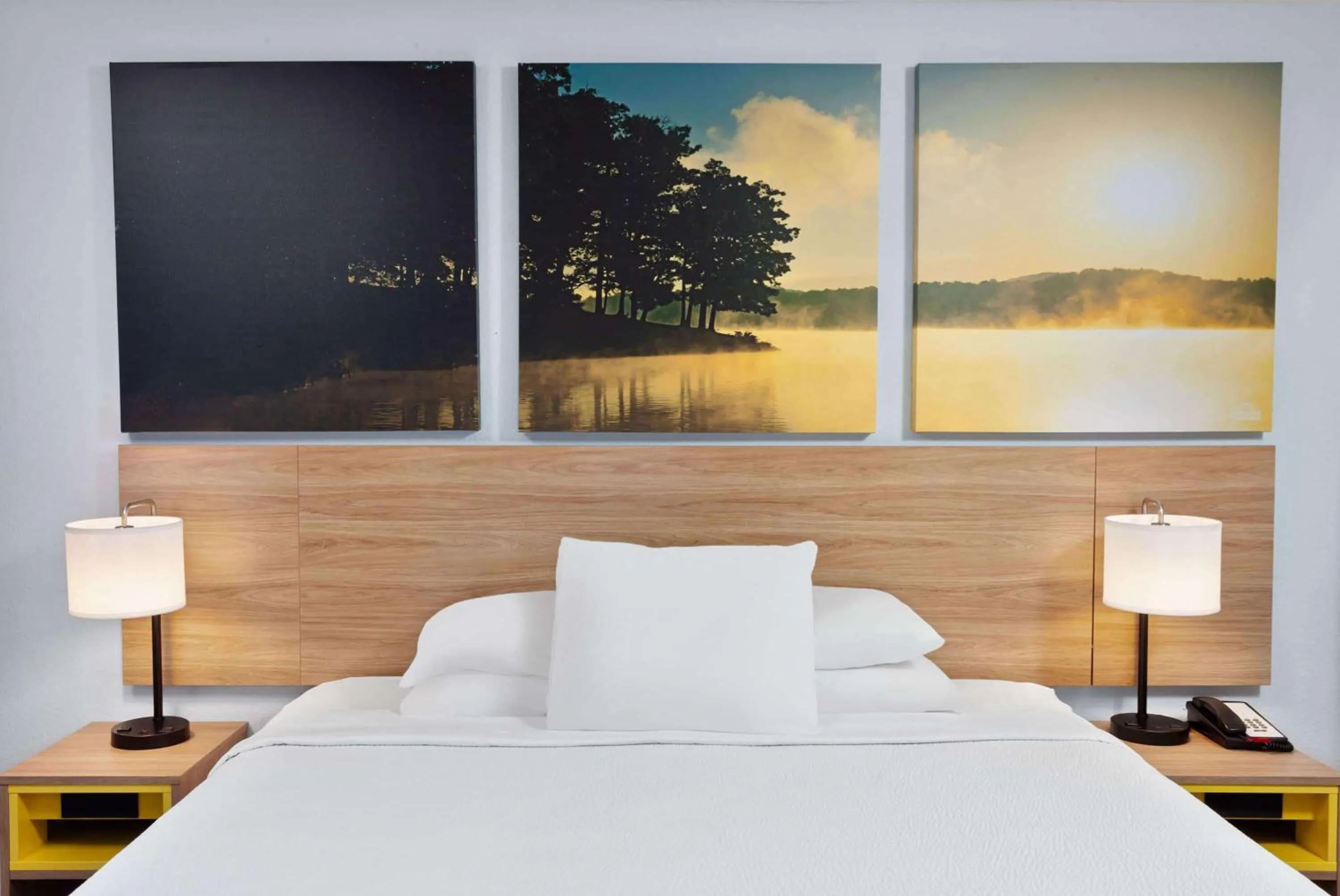 Photo of the whole room, Bed in Days Inn & Suites by Wyndham Siler City