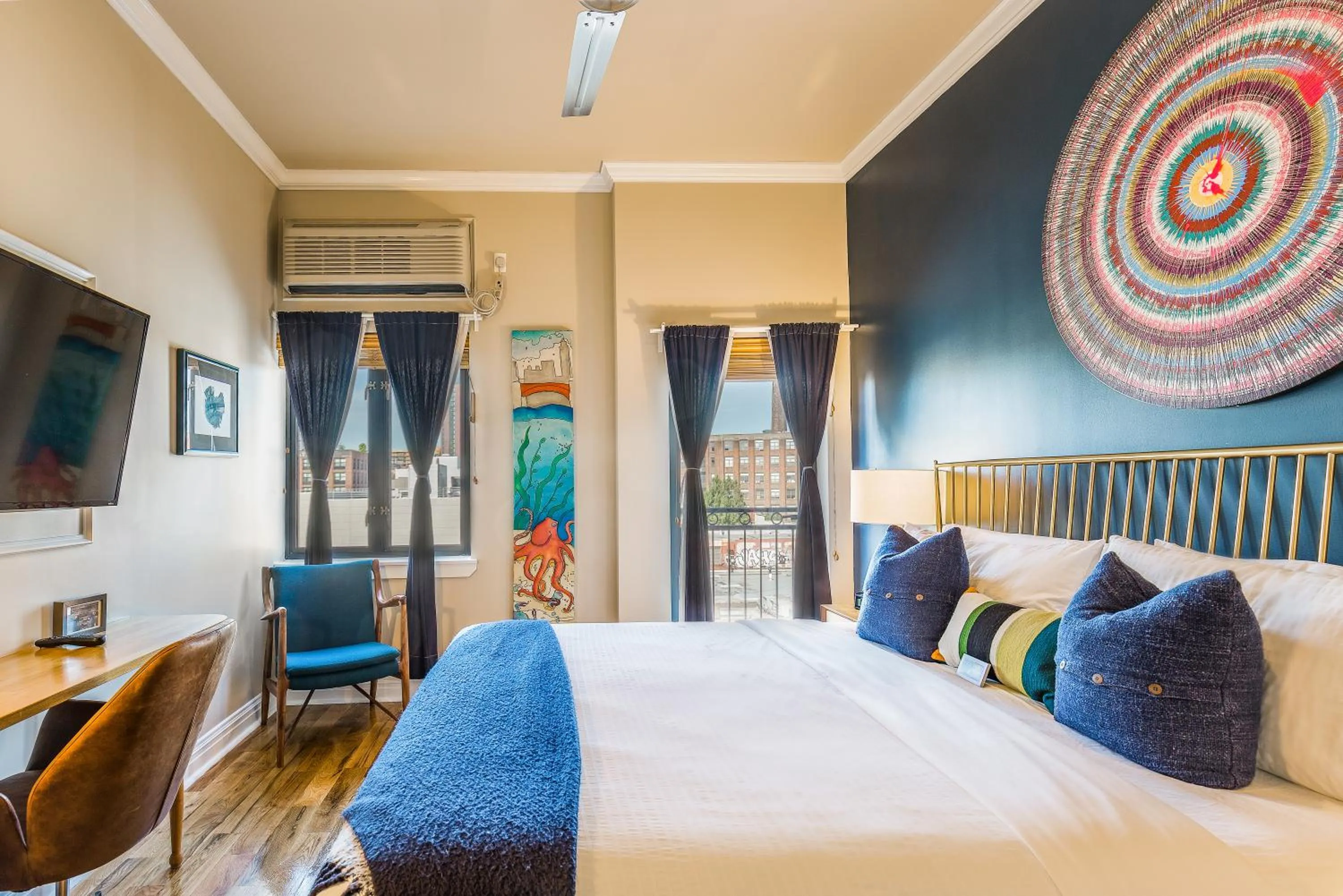 Photo of the whole room, Bed in The Box House Hotel