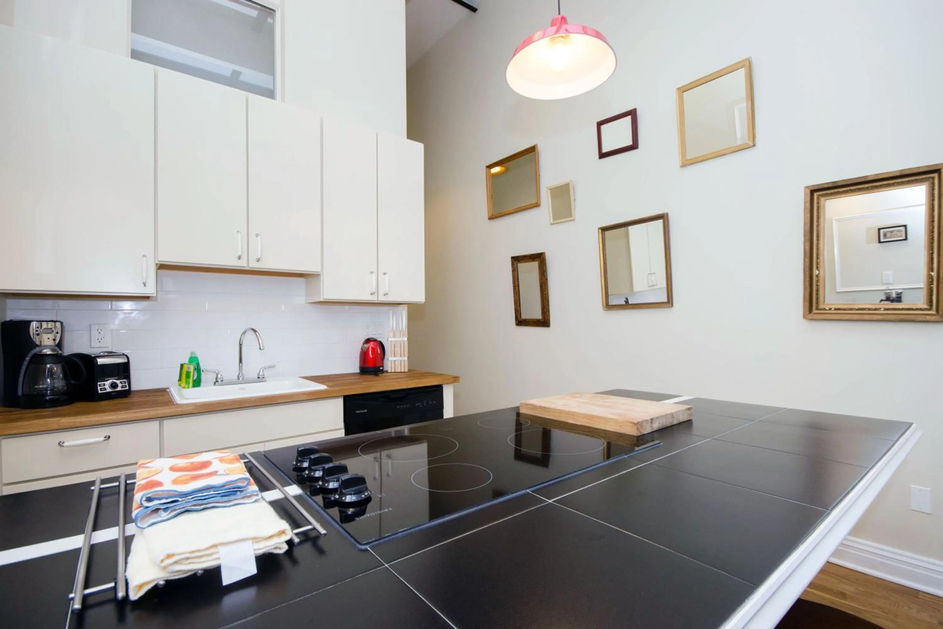 Kitchen or kitchenette in The Box House Hotel