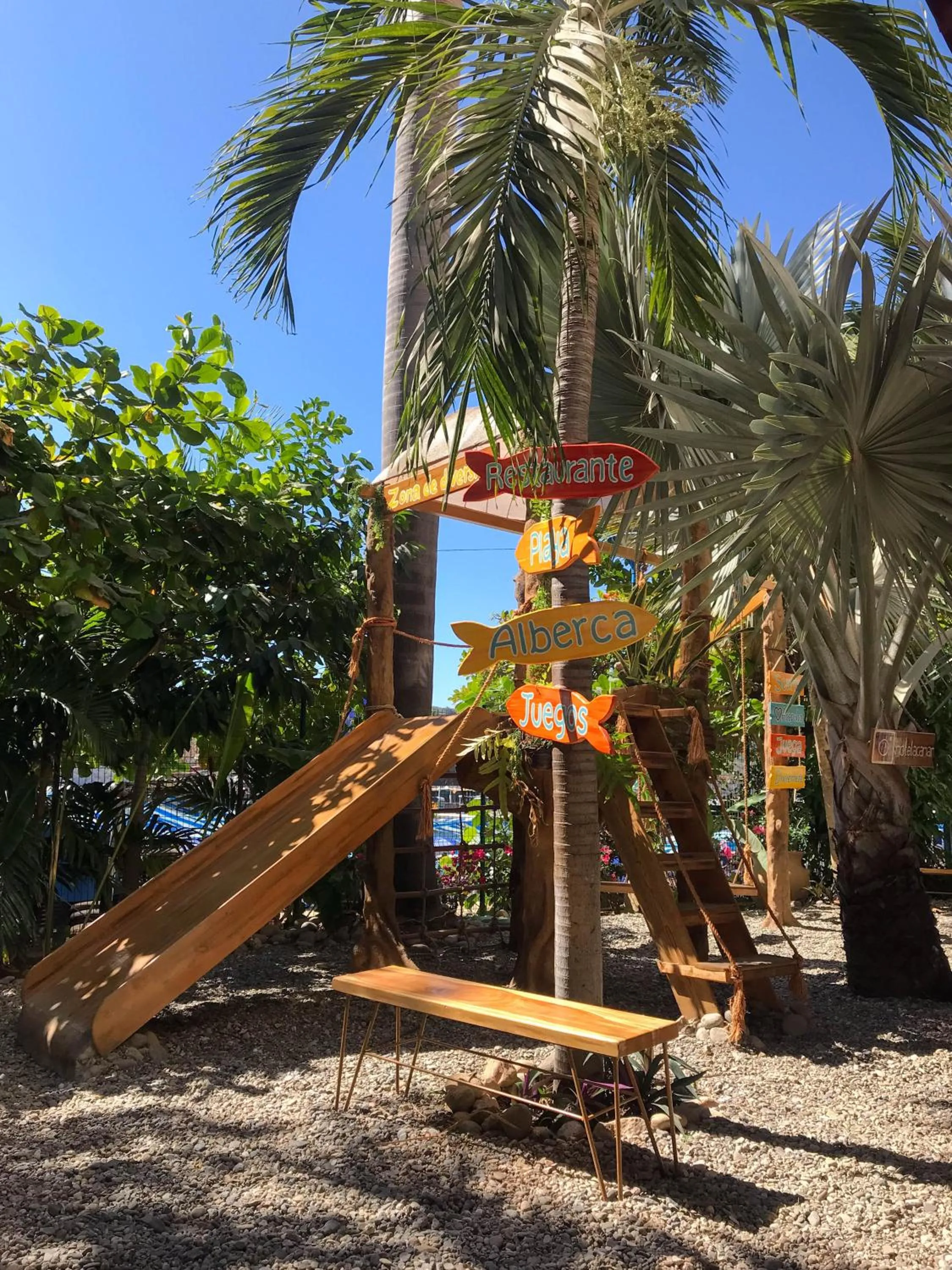 Restaurant/places to eat in Acamar Beach Resort