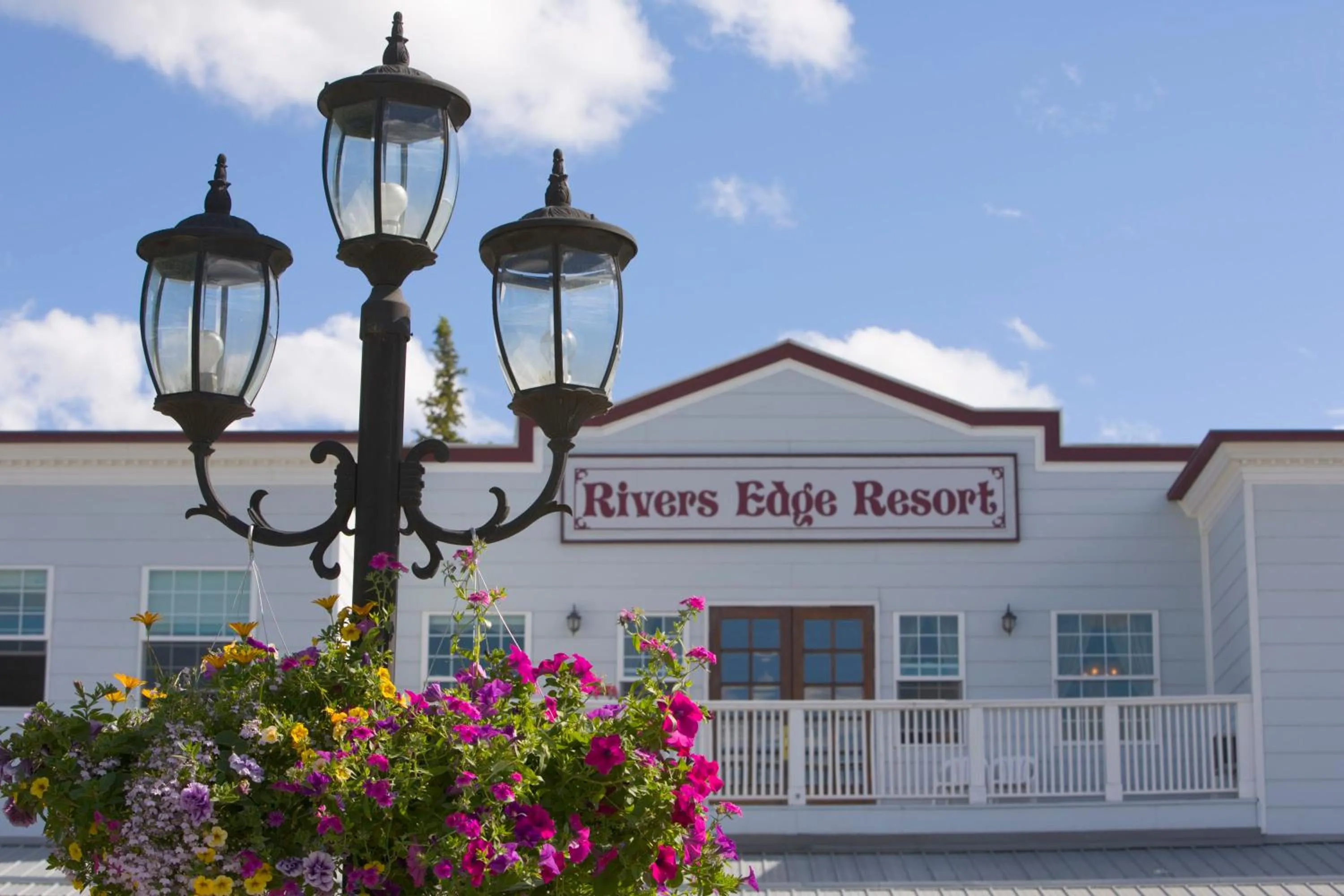 Facade/entrance in River's Edge Resort