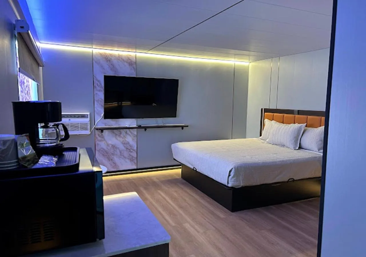 Bed in Mountain View Motel