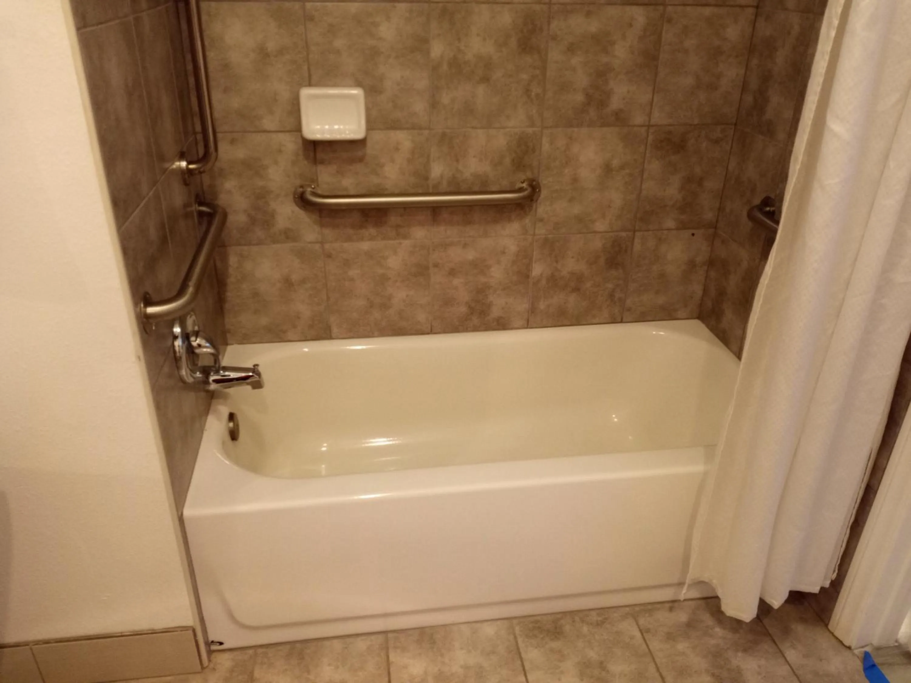 Bath in Mountain View Motel