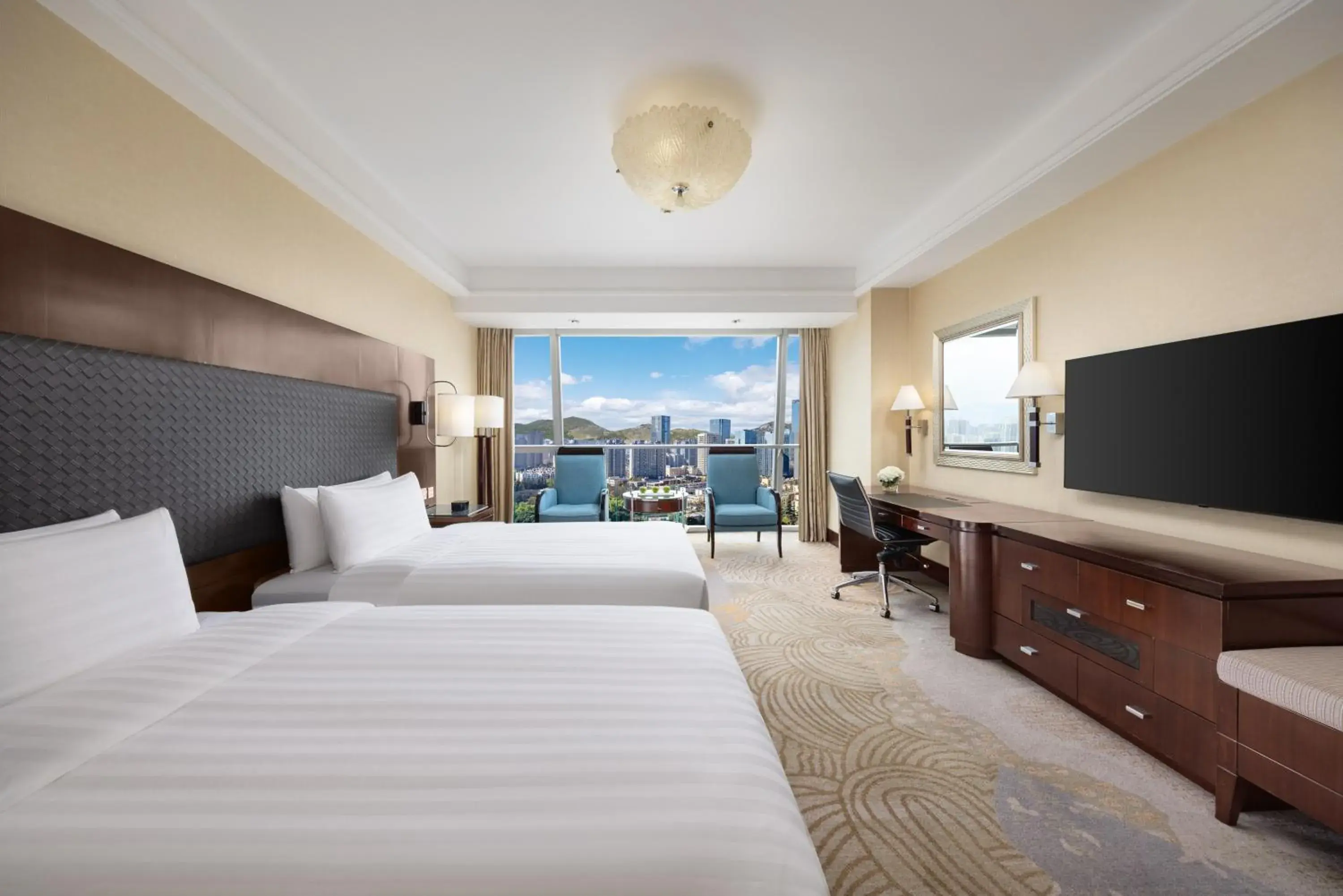 Horizon Club Twin Room in Shangri-La Xian Horizon Club Twin Room in Shangri-La Xian