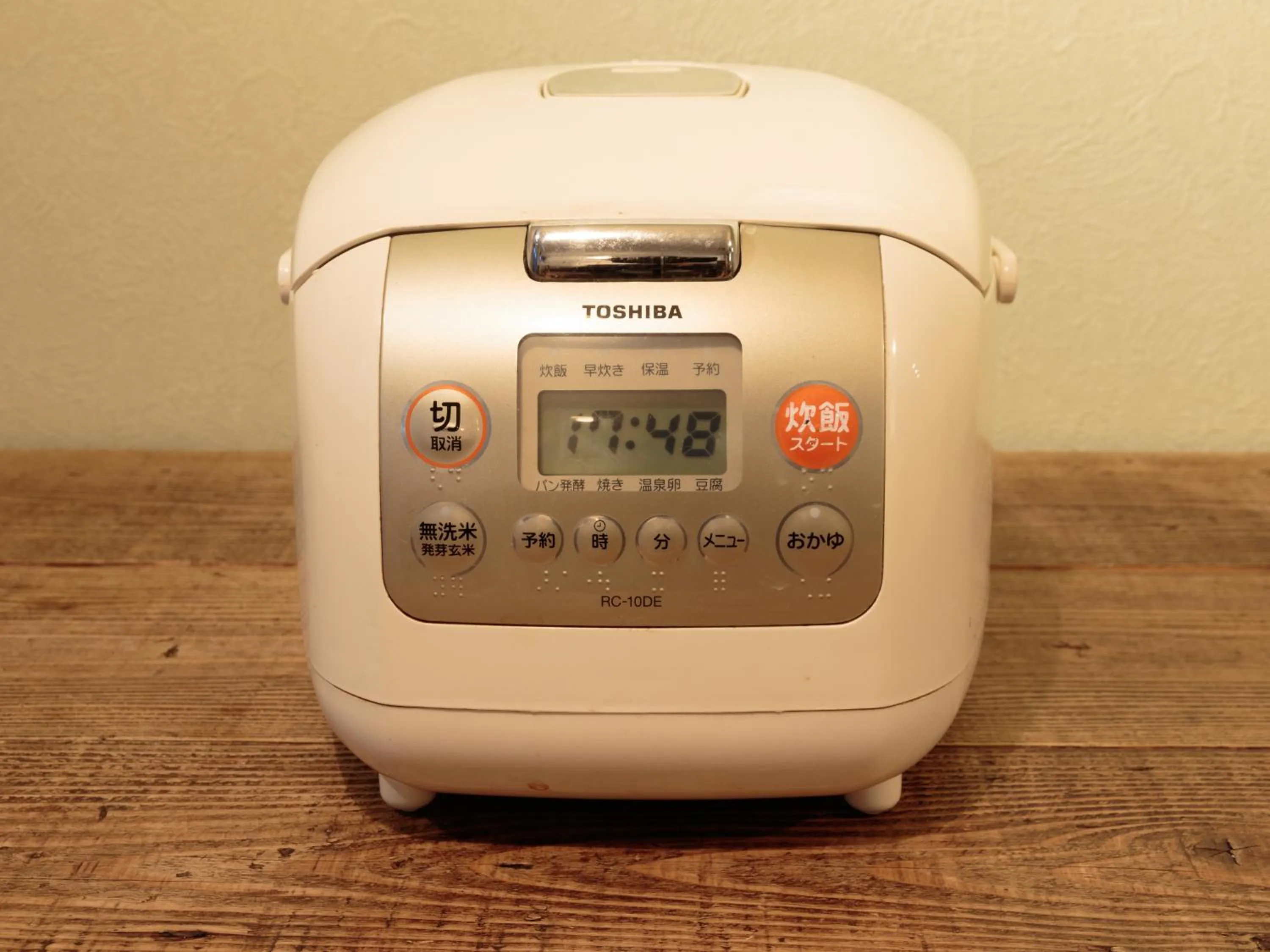 Communal kitchen in J-Hoppers Hiroshima Guesthouse