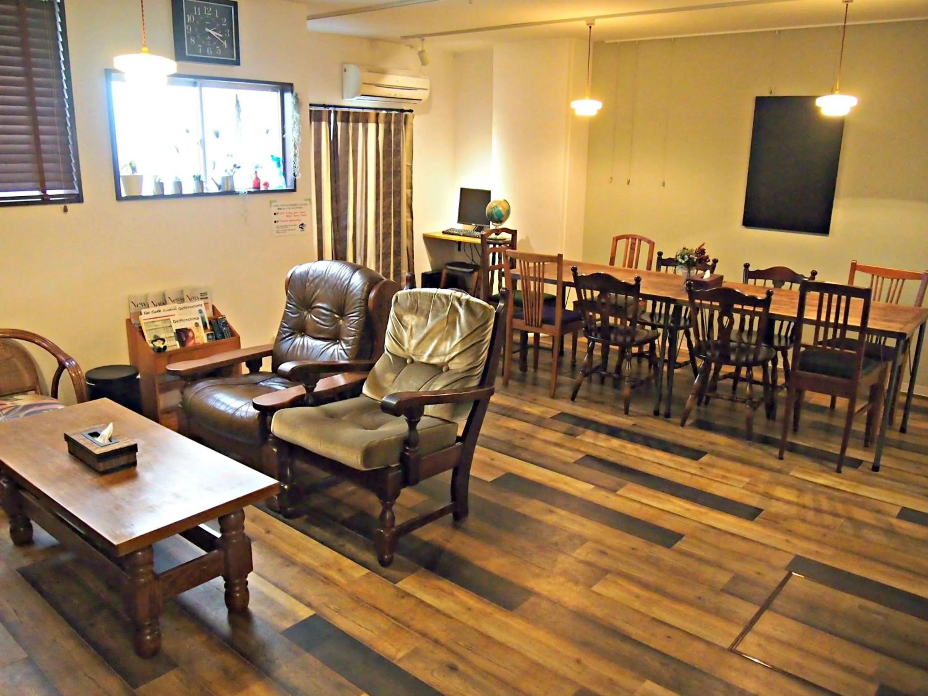 Lounge or bar in J-Hoppers Hiroshima Guesthouse