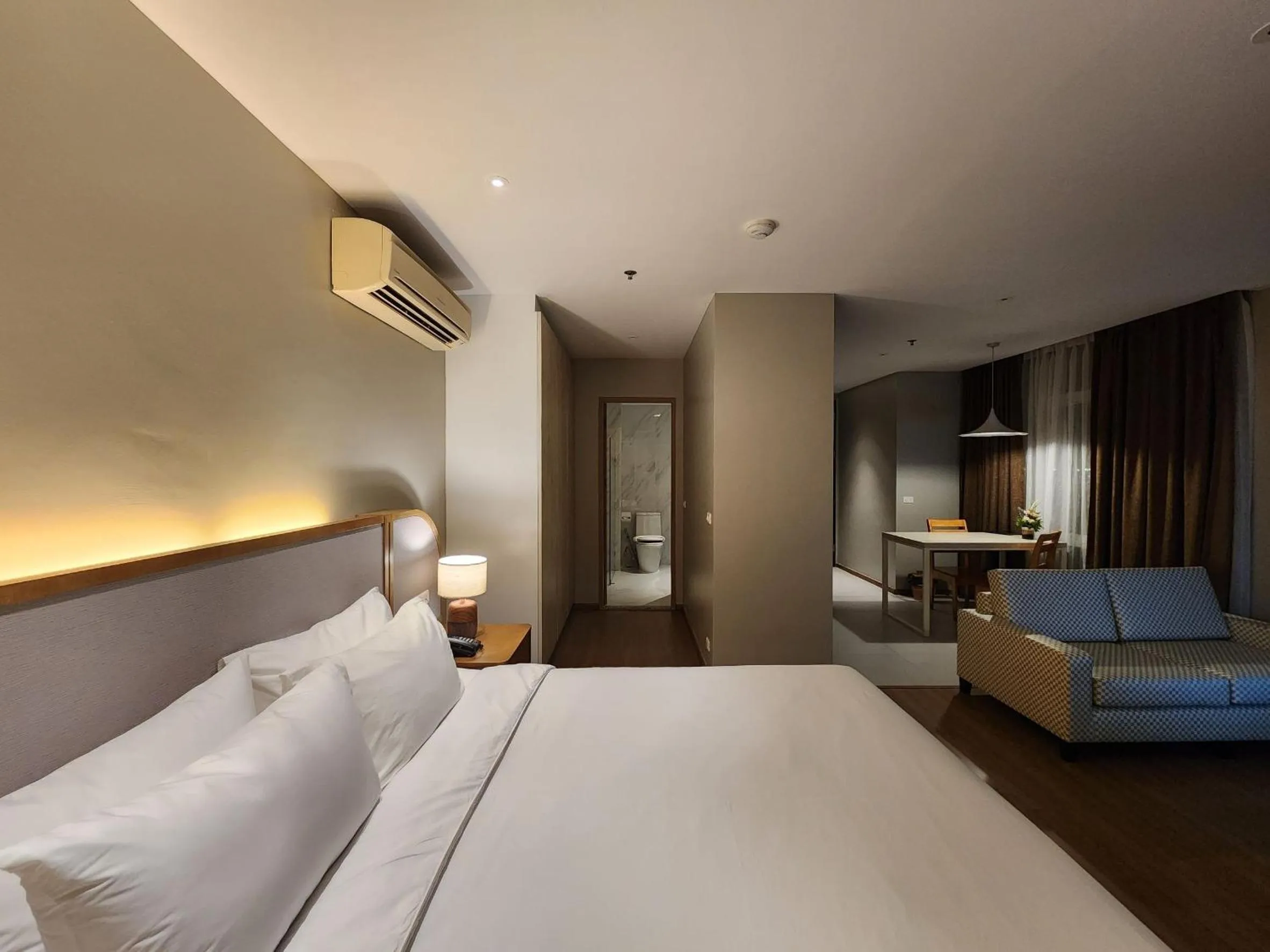 Bedroom, Bed in Brighton Hotel Bangkok