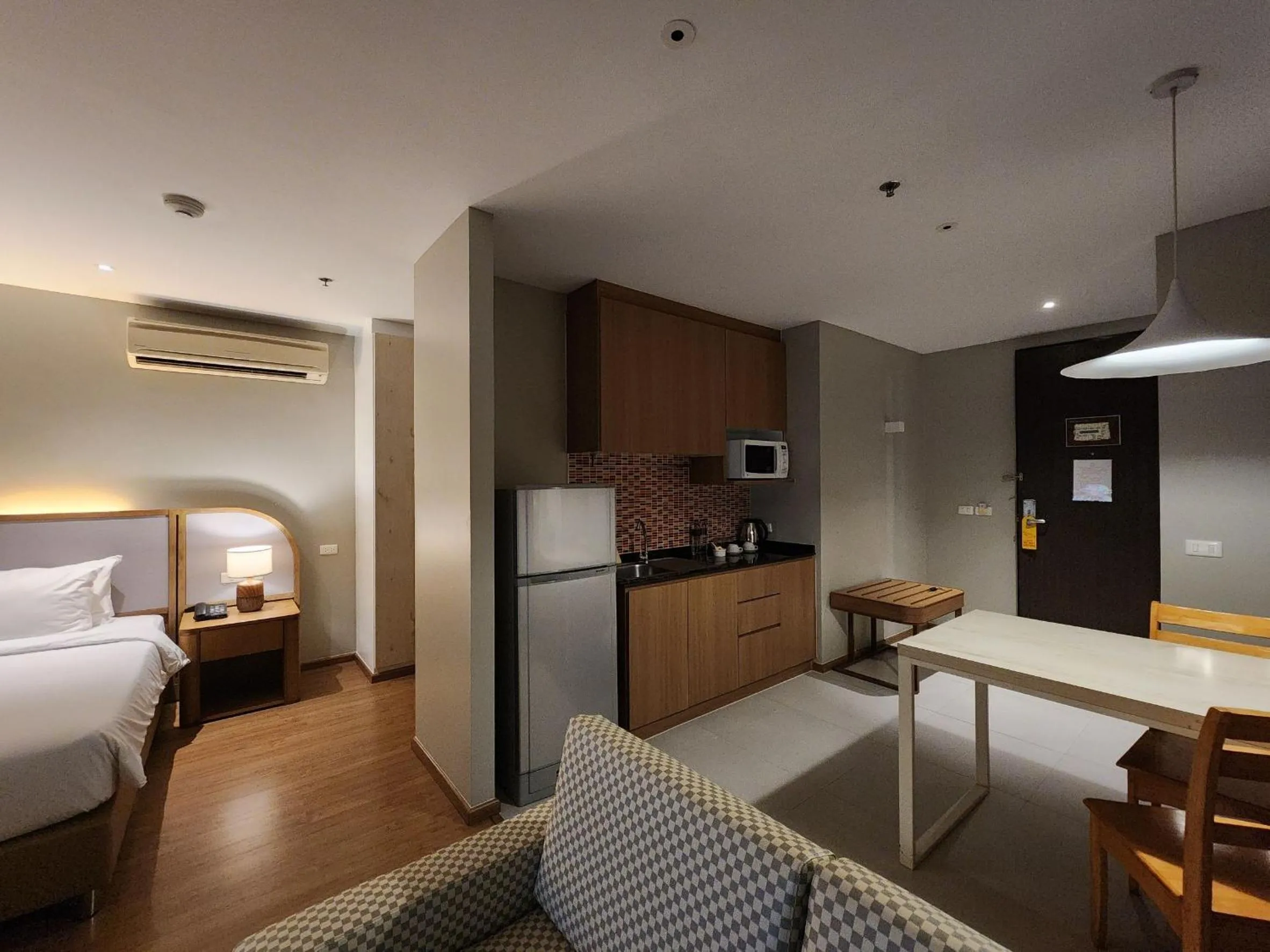 Bedroom, Bed in Brighton Hotel Bangkok