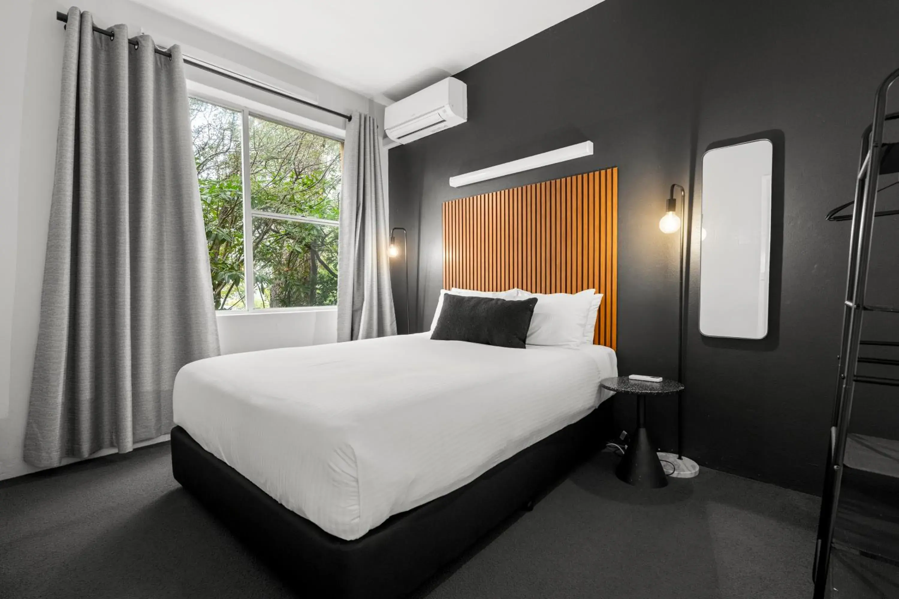 Queen Plus Two in Motel Echo Point Queen Plus Two in Motel Echo Point