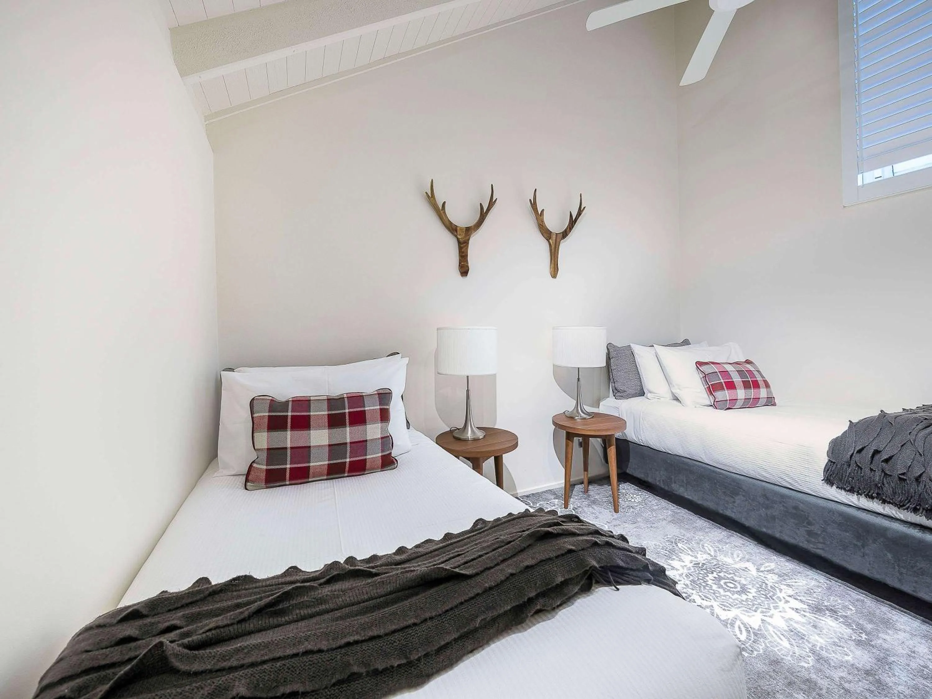 Photo of the whole room, Bed in The Sebel Pinnacle Valley