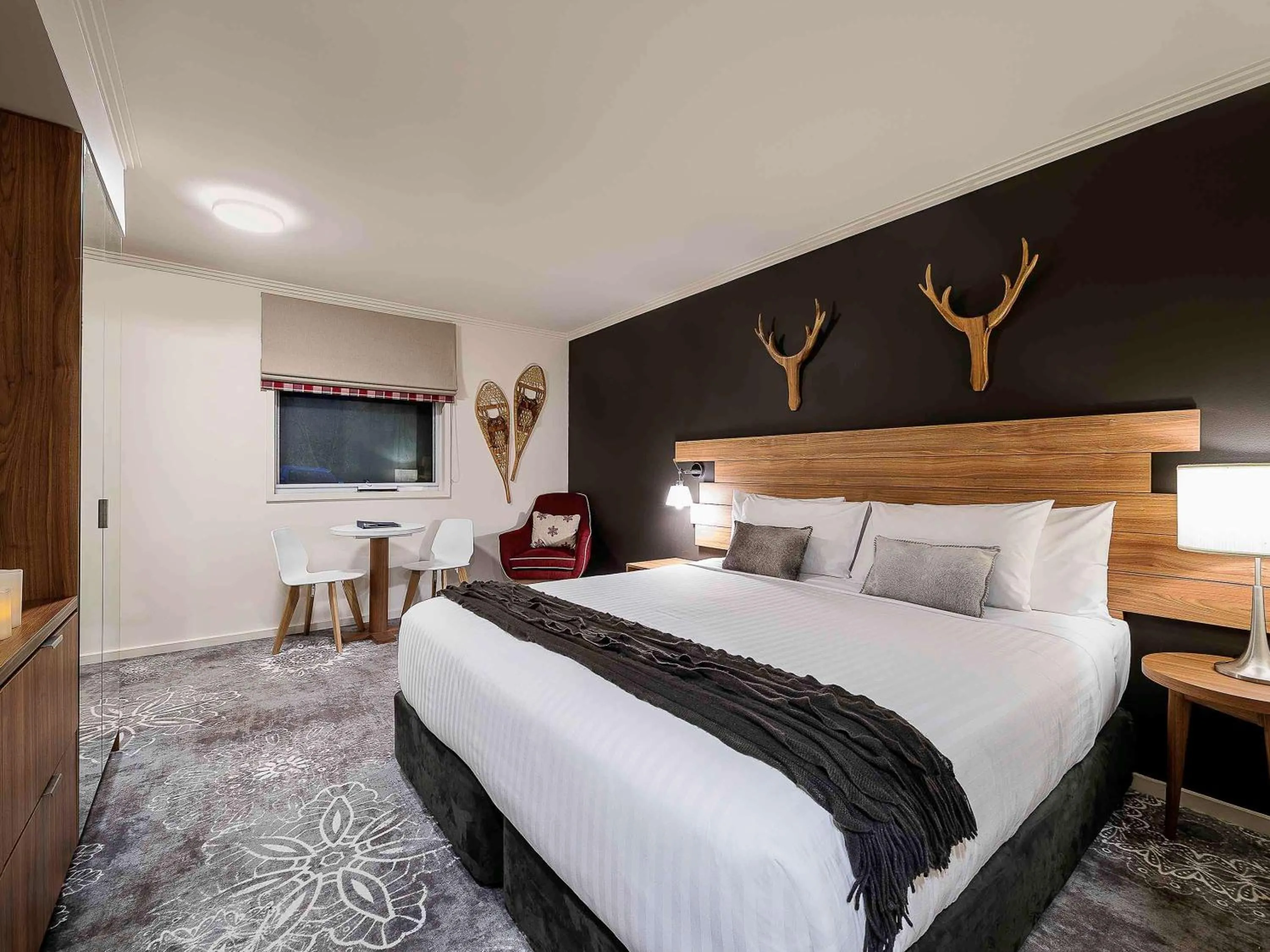 Photo of the whole room, Bed in The Sebel Pinnacle Valley