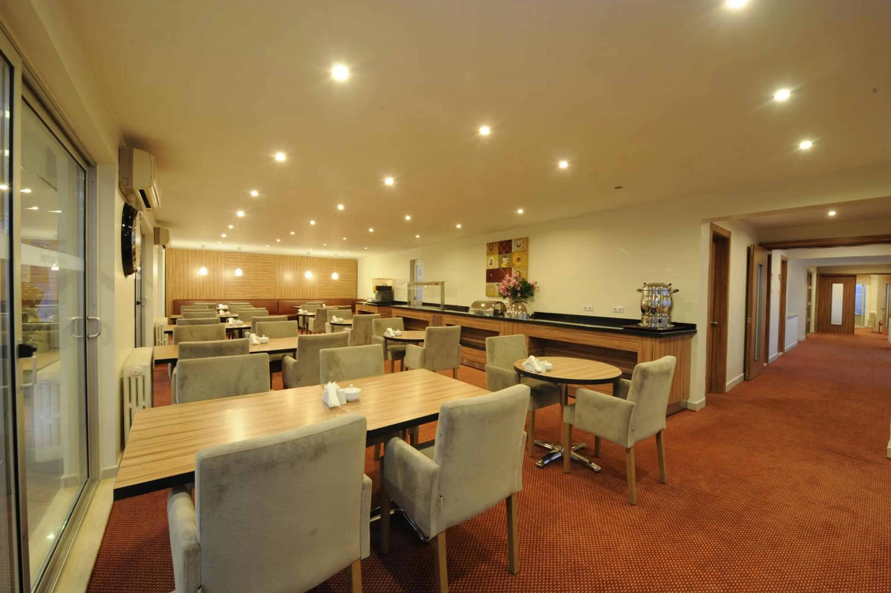 Restaurant/places to eat in Kardes Hotel