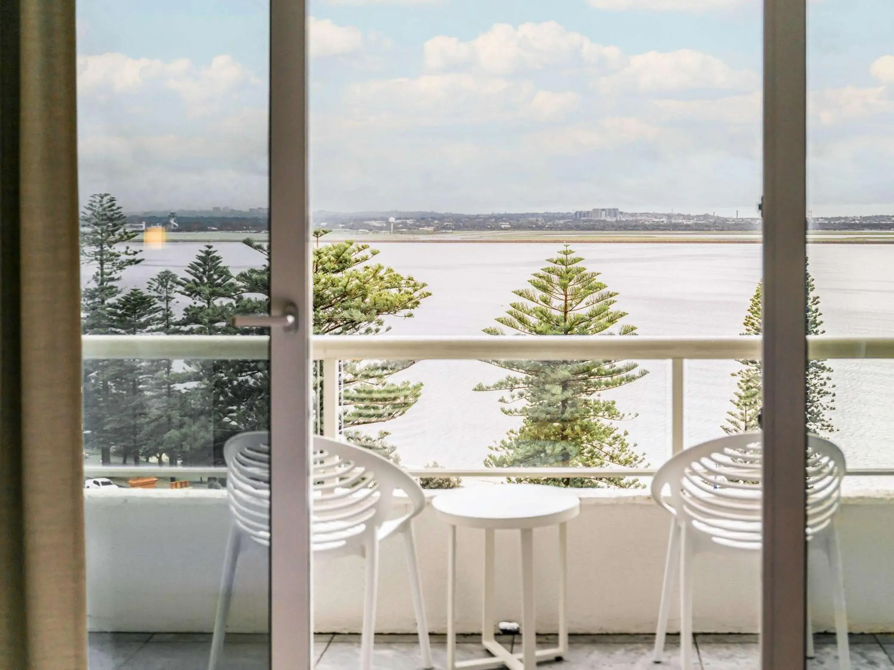 Superior Twin Room with Bayview in Novotel Sydney Brighton Beach Superior Twin Room with Bayview in Novotel Sydney Brighton Beach