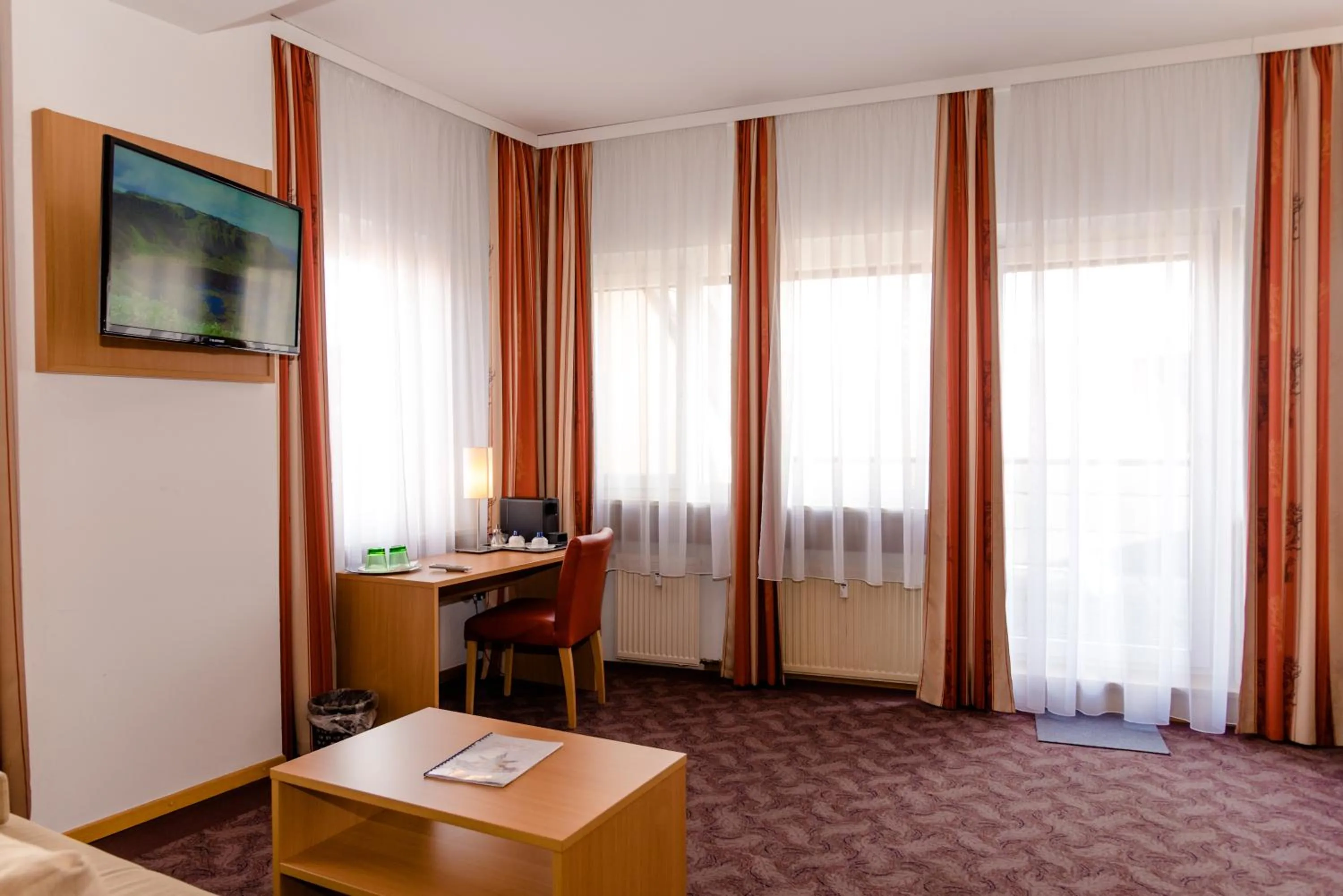 Bedroom, Bed in Stadthotel Schwerterbräu
