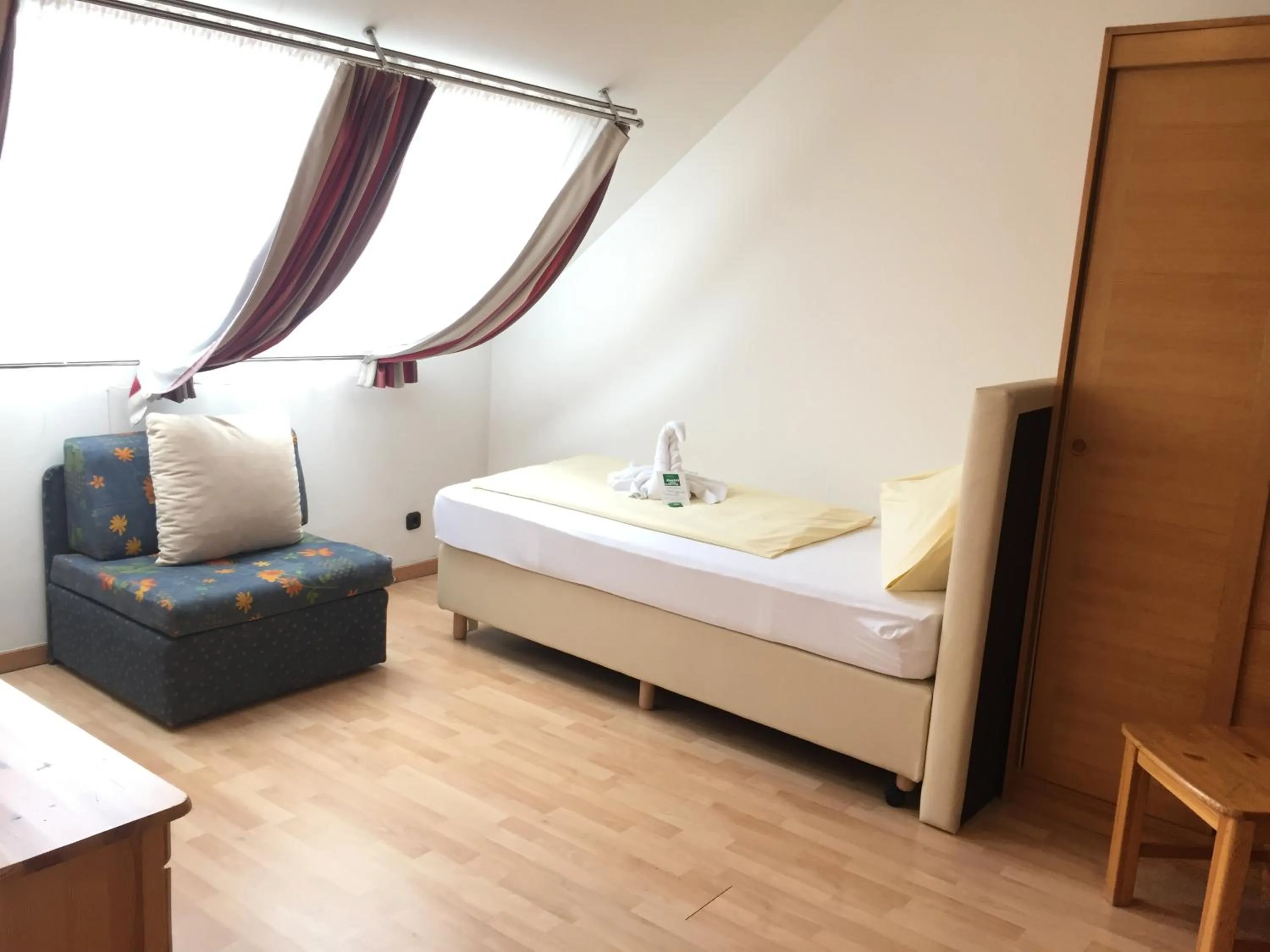 Bedroom, Bed in Stadthotel Schwerterbräu