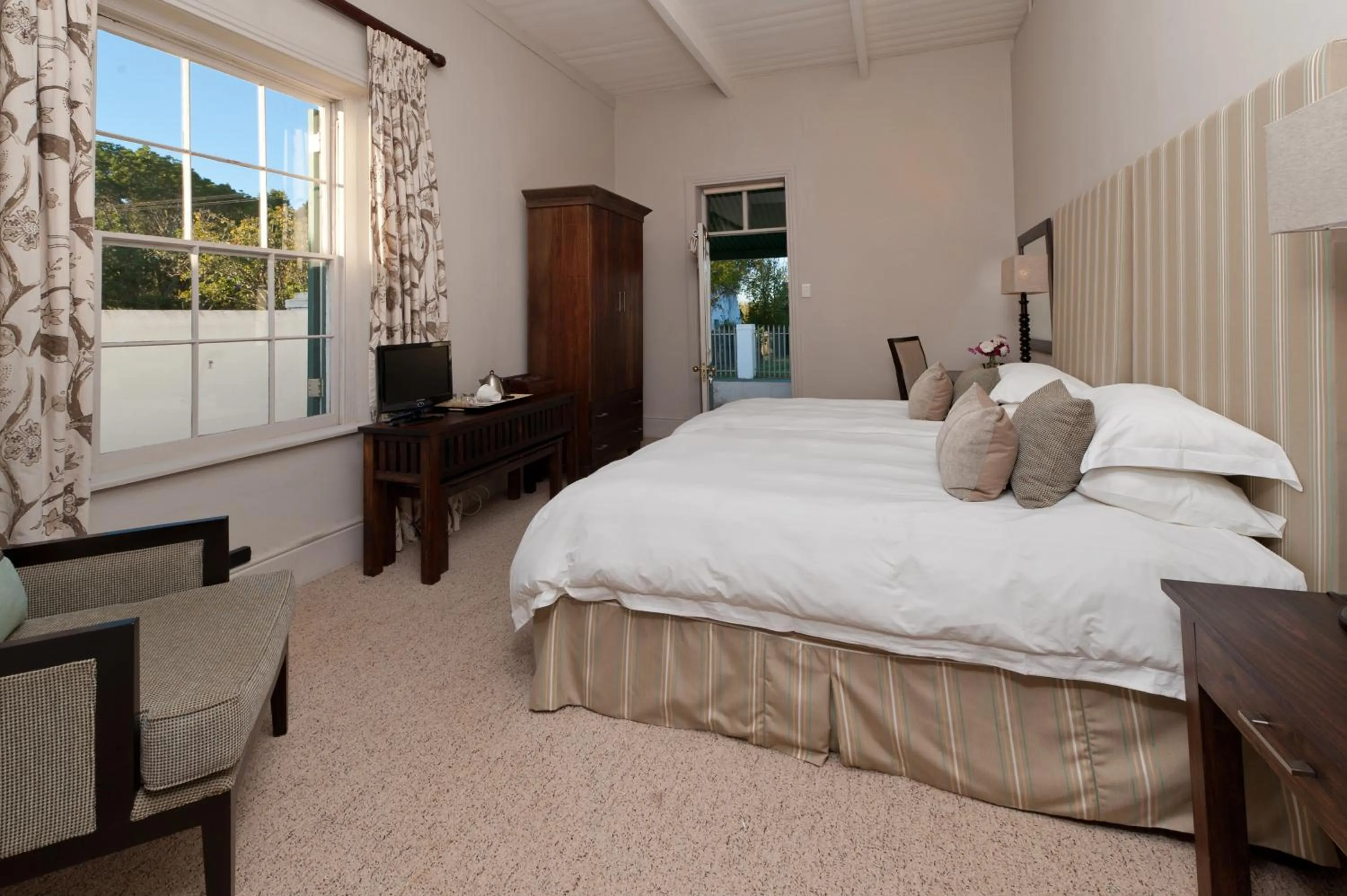 Photo of the whole room, Bed in De Doornkraal Vinotel