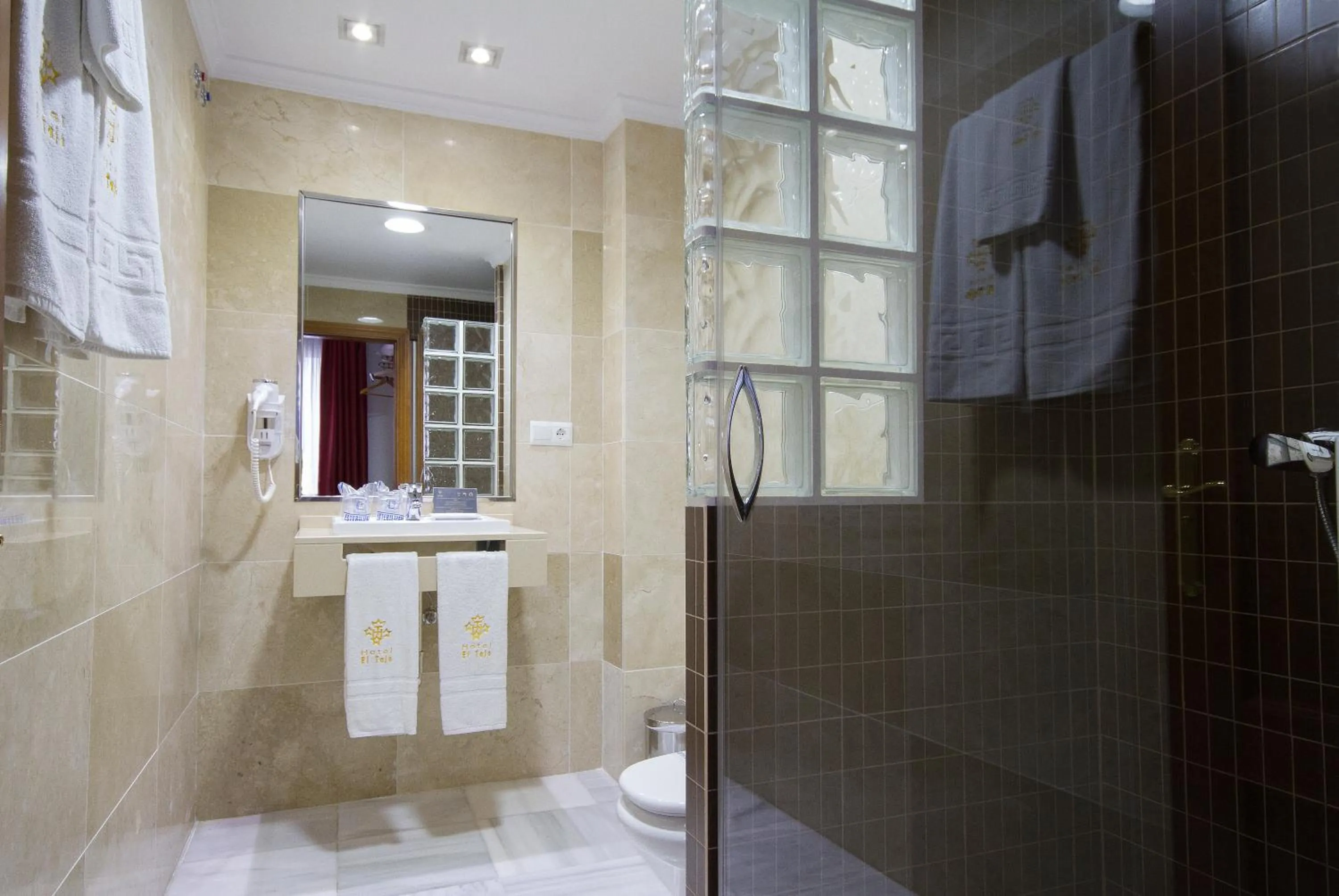 Bathroom in Hotel El Tajo & SPA